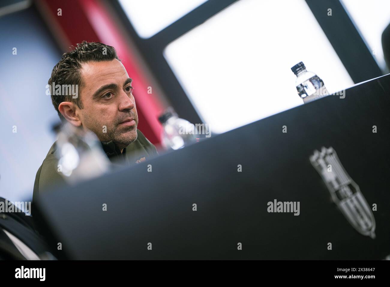 Sant Joan Despi, Spagna, 25, aprile 2024. Joan Laporta e Xavi Hernandez capo allenatore della conferenza stampa del FC Barcelona. Joan Laporta e Xavi Hernandez, insieme ai membri del Consiglio, concordano di porre fine al contratto di Xavi come allenatore del FC Barcelona fino al 2025 come stabilito dall'inizio. Crediti: Joan G/Alamy Live News Foto Stock