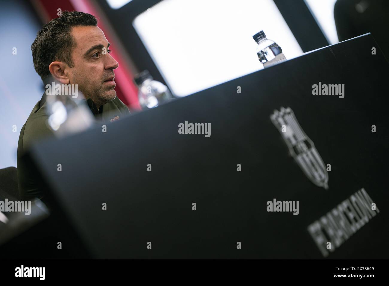 Sant Joan Despi, Spagna, 25, aprile 2024. Joan Laporta e Xavi Hernandez capo allenatore della conferenza stampa del FC Barcelona. Joan Laporta e Xavi Hernandez, insieme ai membri del Consiglio, concordano di porre fine al contratto di Xavi come allenatore del FC Barcelona fino al 2025 come stabilito dall'inizio. Crediti: Joan G/Alamy Live News Foto Stock