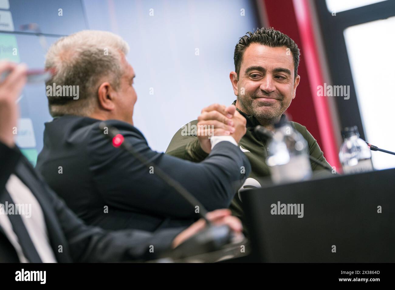 Sant Joan Despi, Spagna, 25, aprile 2024. Joan Laporta e Xavi Hernandez capo allenatore della conferenza stampa del FC Barcelona. Joan Laporta e Xavi Hernandez, insieme ai membri del Consiglio, concordano di porre fine al contratto di Xavi come allenatore del FC Barcelona fino al 2025 come stabilito dall'inizio. Crediti: Joan G/Alamy Live News Foto Stock