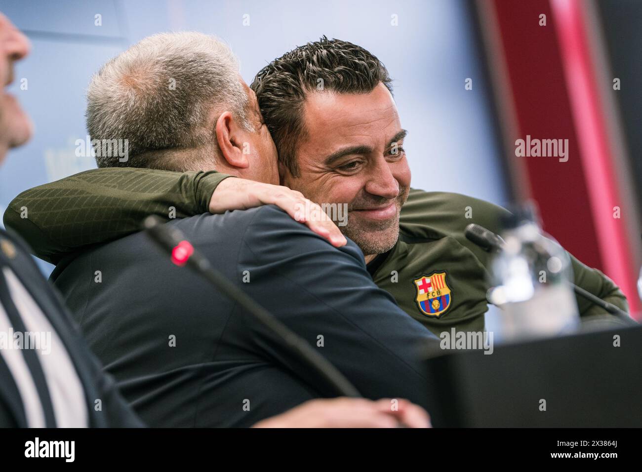 Sant Joan Despi, Spagna, 25, aprile 2024. Joan Laporta e Xavi Hernandez capo allenatore della conferenza stampa del FC Barcelona. Joan Laporta e Xavi Hernandez, insieme ai membri del Consiglio, concordano di porre fine al contratto di Xavi come allenatore del FC Barcelona fino al 2025 come stabilito dall'inizio. Crediti: Joan G/Alamy Live News Foto Stock