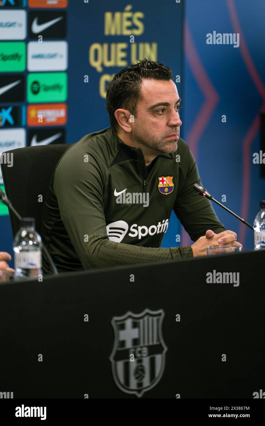 Sant Joan Despi, Spagna, 25, aprile 2024. Joan Laporta e Xavi Hernandez capo allenatore della conferenza stampa del FC Barcelona. Joan Laporta e Xavi Hernandez, insieme ai membri del Consiglio, concordano di porre fine al contratto di Xavi come allenatore del FC Barcelona fino al 2025 come stabilito dall'inizio. Crediti: Joan G/Alamy Live News Foto Stock