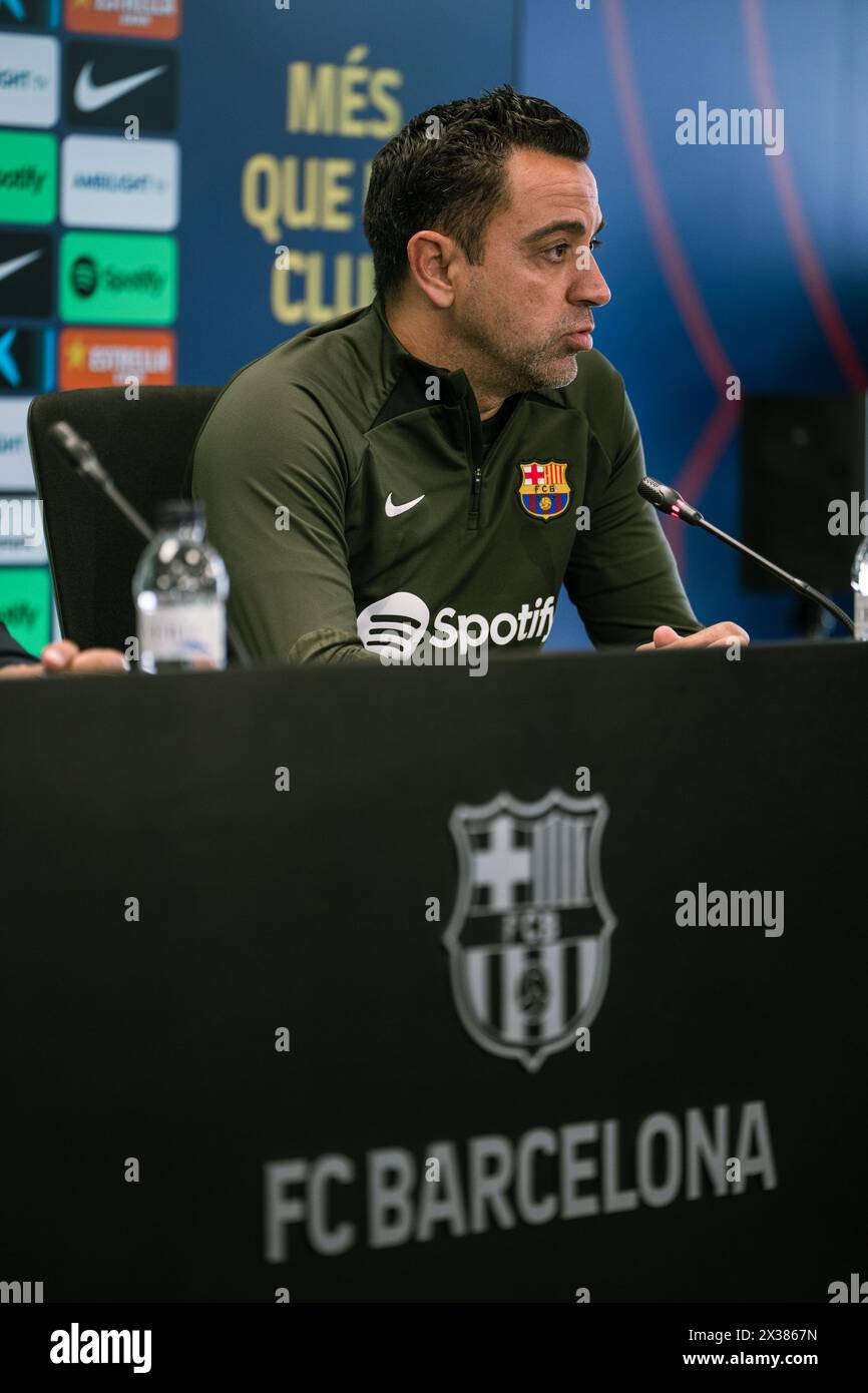 Sant Joan Despi, Spagna, 25, aprile 2024. Joan Laporta e Xavi Hernandez capo allenatore della conferenza stampa del FC Barcelona. Joan Laporta e Xavi Hernandez, insieme ai membri del Consiglio, concordano di porre fine al contratto di Xavi come allenatore del FC Barcelona fino al 2025 come stabilito dall'inizio. Crediti: Joan G/Alamy Live News Foto Stock