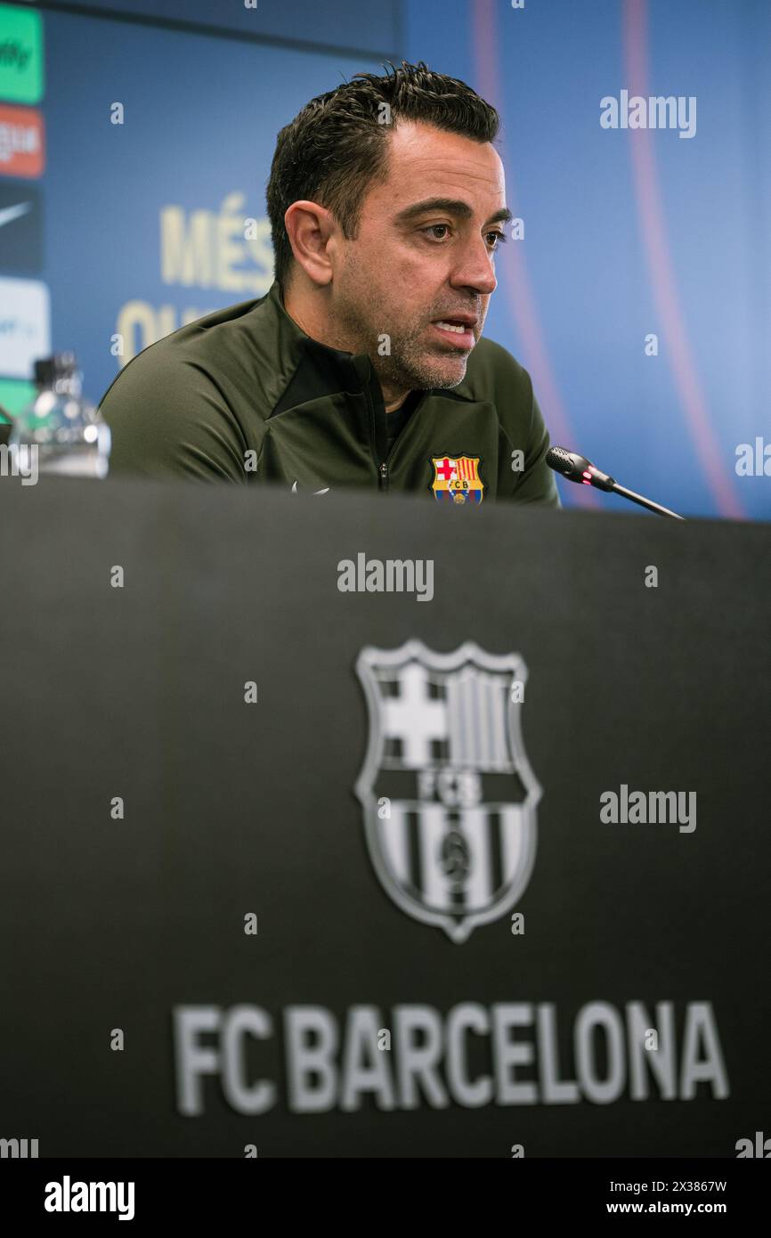 Sant Joan Despi, Spagna, 25, aprile 2024. Joan Laporta e Xavi Hernandez capo allenatore della conferenza stampa del FC Barcelona. Joan Laporta e Xavi Hernandez, insieme ai membri del Consiglio, concordano di porre fine al contratto di Xavi come allenatore del FC Barcelona fino al 2025 come stabilito dall'inizio. Crediti: Joan G/Alamy Live News Foto Stock