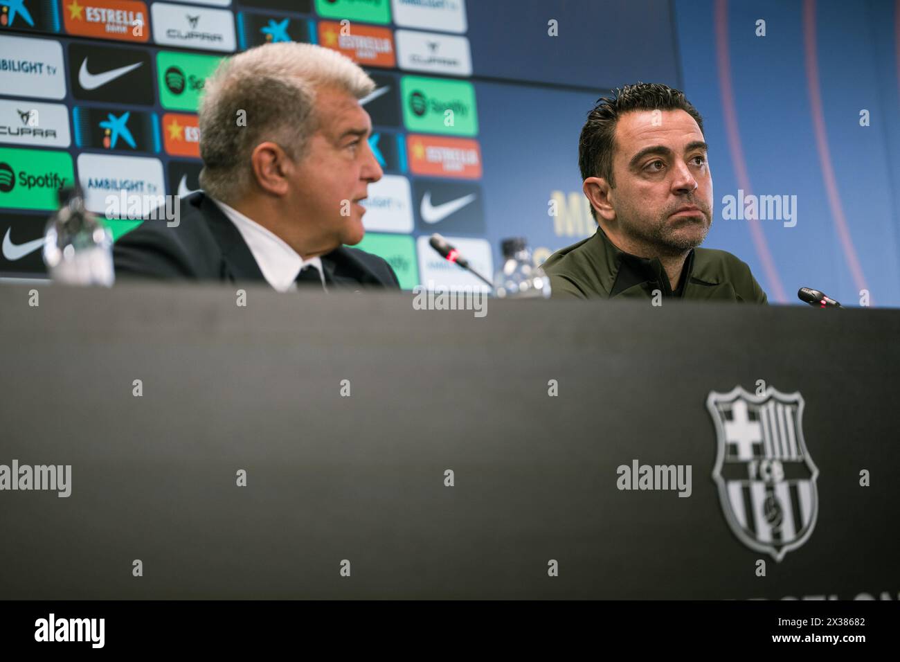 Sant Joan Despi, Spagna, 25, aprile 2024. Joan Laporta e Xavi Hernandez capo allenatore della conferenza stampa del FC Barcelona. Joan Laporta e Xavi Hernandez, insieme ai membri del Consiglio, concordano di porre fine al contratto di Xavi come allenatore del FC Barcelona fino al 2025 come stabilito dall'inizio. Crediti: Joan G/Alamy Live News Foto Stock