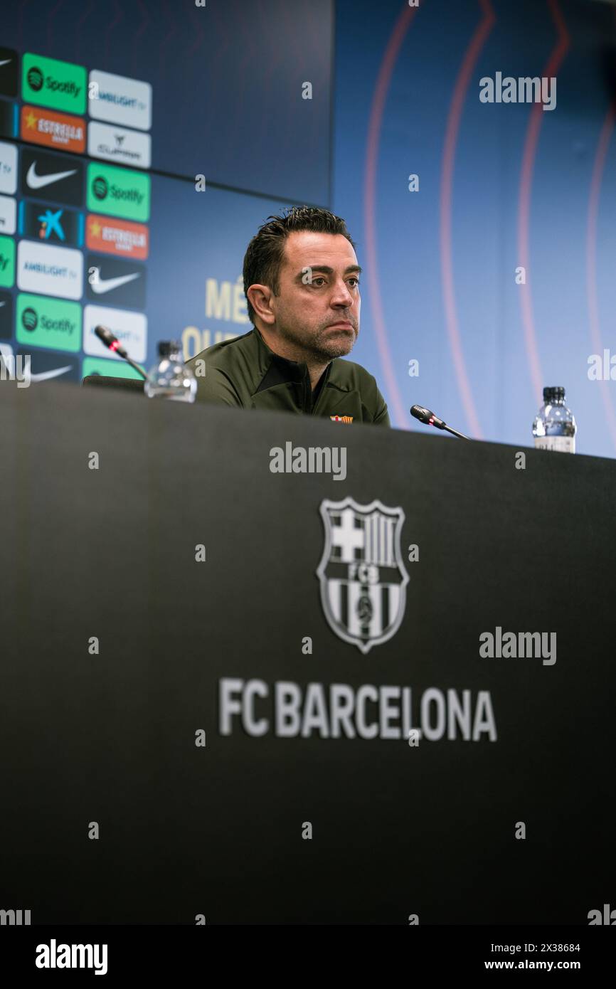 Sant Joan Despi, Spagna, 25, aprile 2024. Joan Laporta e Xavi Hernandez capo allenatore della conferenza stampa del FC Barcelona. Joan Laporta e Xavi Hernandez, insieme ai membri del Consiglio, concordano di porre fine al contratto di Xavi come allenatore del FC Barcelona fino al 2025 come stabilito dall'inizio. Crediti: Joan G/Alamy Live News Foto Stock