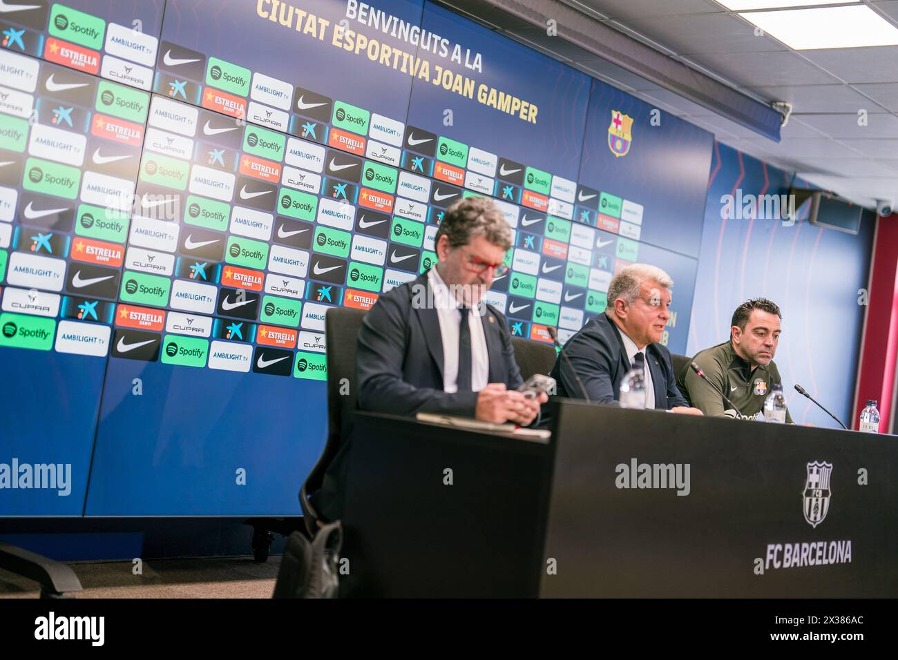 Sant Joan Despi, Spagna, 25, aprile 2024. Joan Laporta e Xavi Hernandez capo allenatore della conferenza stampa del FC Barcelona. Joan Laporta e Xavi Hernandez, insieme ai membri del Consiglio, concordano di porre fine al contratto di Xavi come allenatore del FC Barcelona fino al 2025 come stabilito dall'inizio. Crediti: Joan G/Alamy Live News Foto Stock