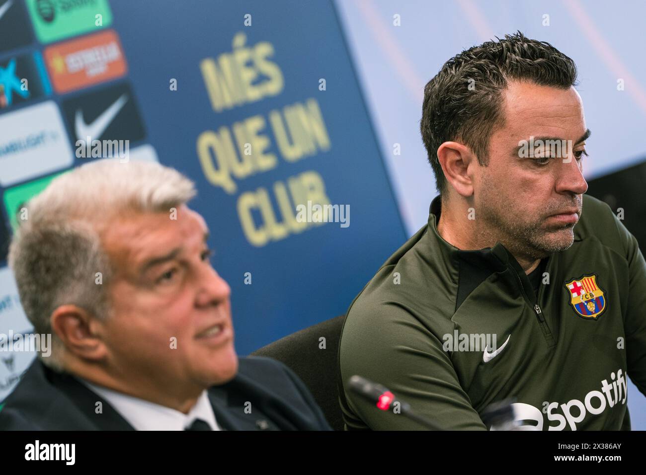 Sant Joan Despi, Spagna, 25, aprile 2024. Joan Laporta e Xavi Hernandez capo allenatore della conferenza stampa del FC Barcelona. Joan Laporta e Xavi Hernandez, insieme ai membri del Consiglio, concordano di porre fine al contratto di Xavi come allenatore del FC Barcelona fino al 2025 come stabilito dall'inizio. Crediti: Joan G/Alamy Live News Foto Stock