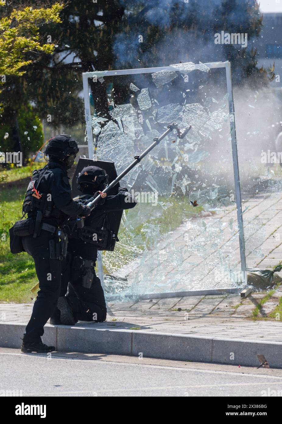 Seoul, Corea del Sud. 25 aprile 2024. I membri dell'operazione speciale Unite della polizia sudcoreana fanno esplodere una porta di vetro durante un'esercitazione terroristica di 2024 Chungmu a Seoul. L'esercizio di Chungmu della Corea del Sud si concentra sull'effettiva formazione di mobilitazione per le risorse chiave e sulla formazione di recupero per i danni a strutture importanti al fine di padroneggiare le procedure di verifica e attuazione dei piani di preparazione in tempo di guerra. Credito: SOPA Images Limited/Alamy Live News Foto Stock