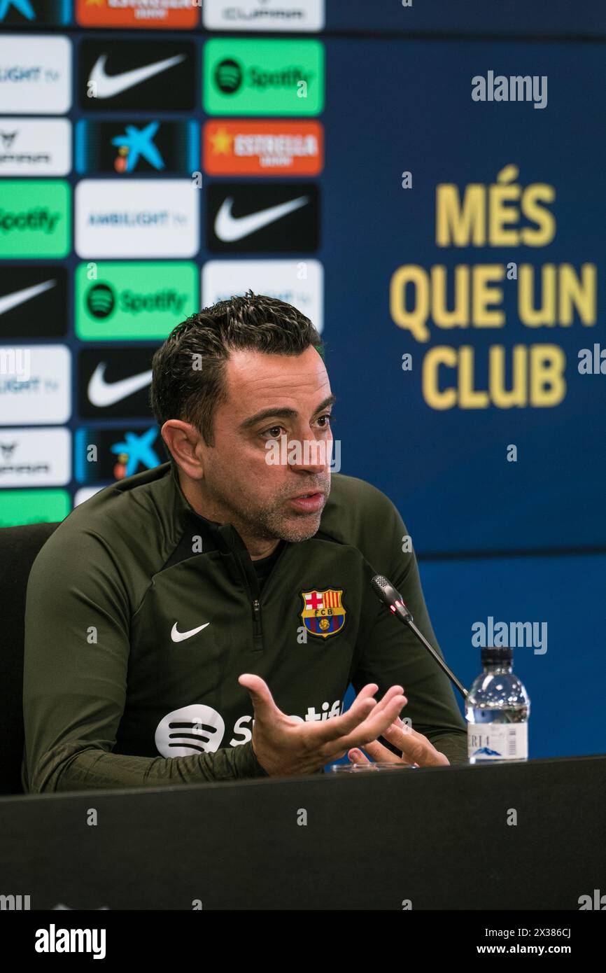 Sant Joan Despi, Spagna, 25, aprile 2024. Joan Laporta e Xavi Hernandez capo allenatore della conferenza stampa del FC Barcelona. Joan Laporta e Xavi Hernandez, insieme ai membri del Consiglio, concordano di porre fine al contratto di Xavi come allenatore del FC Barcelona fino al 2025 come stabilito dall'inizio. Crediti: Joan G/Alamy Live News Foto Stock