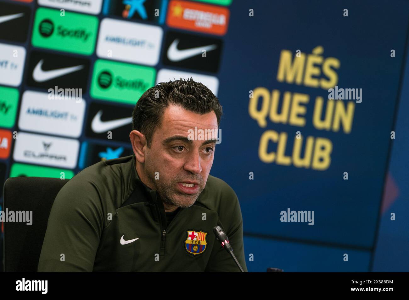 Sant Joan Despi, Spagna, 25, aprile 2024. Joan Laporta e Xavi Hernandez capo allenatore della conferenza stampa del FC Barcelona. Joan Laporta e Xavi Hernandez, insieme ai membri del Consiglio, concordano di porre fine al contratto di Xavi come allenatore del FC Barcelona fino al 2025 come stabilito dall'inizio. Crediti: Joan G/Alamy Live News Foto Stock