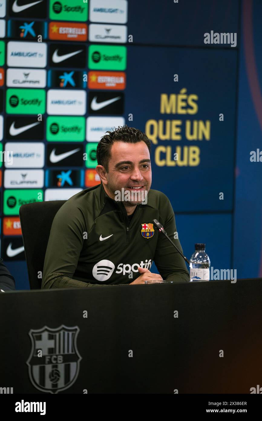 Sant Joan Despi, Spagna, 25, aprile 2024. Joan Laporta e Xavi Hernandez capo allenatore della conferenza stampa del FC Barcelona. Joan Laporta e Xavi Hernandez, insieme ai membri del Consiglio, concordano di porre fine al contratto di Xavi come allenatore del FC Barcelona fino al 2025 come stabilito dall'inizio. Crediti: Joan G/Alamy Live News Foto Stock