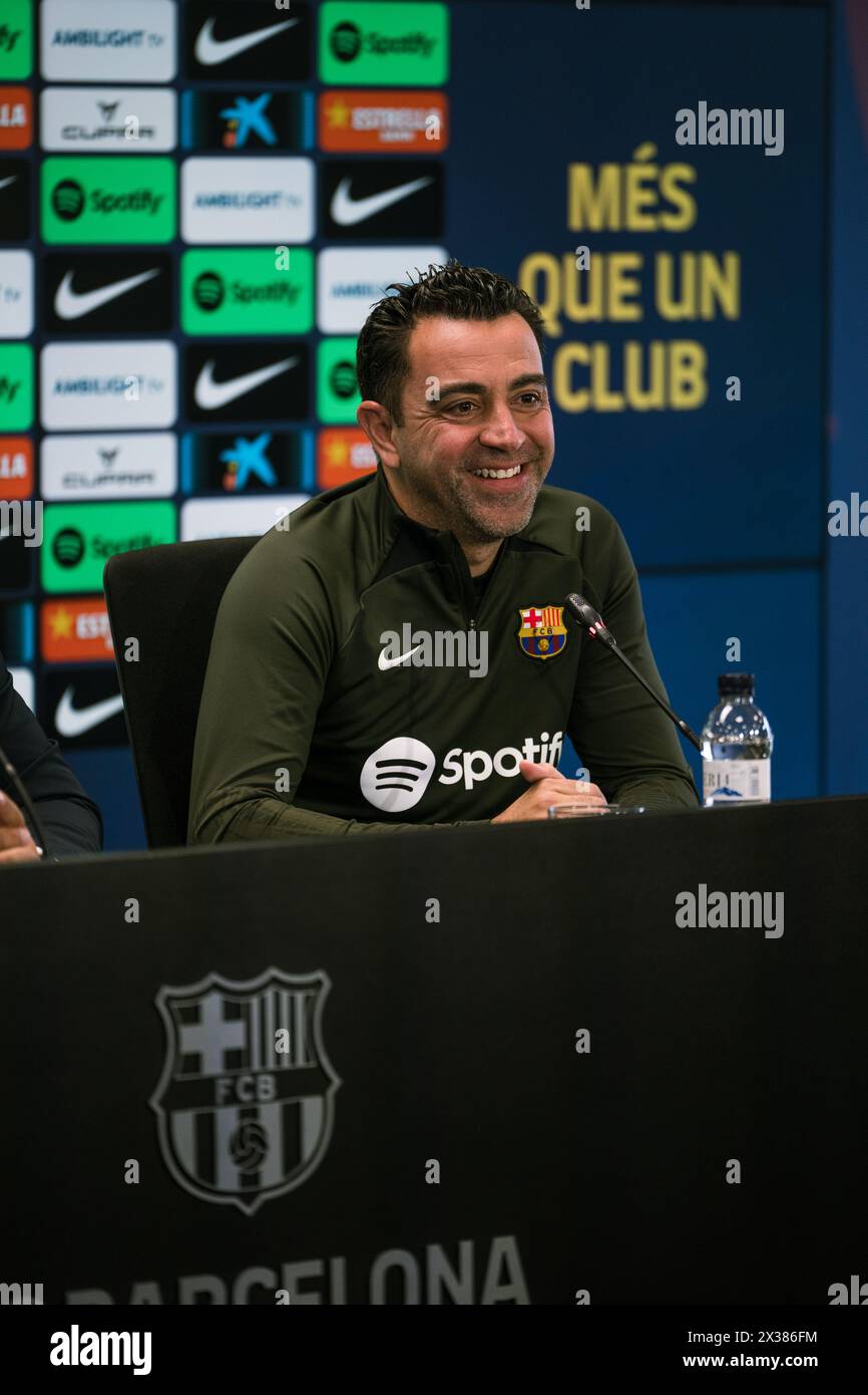 Sant Joan Despi, Spagna, 25, aprile 2024. Joan Laporta e Xavi Hernandez capo allenatore della conferenza stampa del FC Barcelona. Joan Laporta e Xavi Hernandez, insieme ai membri del Consiglio, concordano di porre fine al contratto di Xavi come allenatore del FC Barcelona fino al 2025 come stabilito dall'inizio. Crediti: Joan G/Alamy Live News Foto Stock