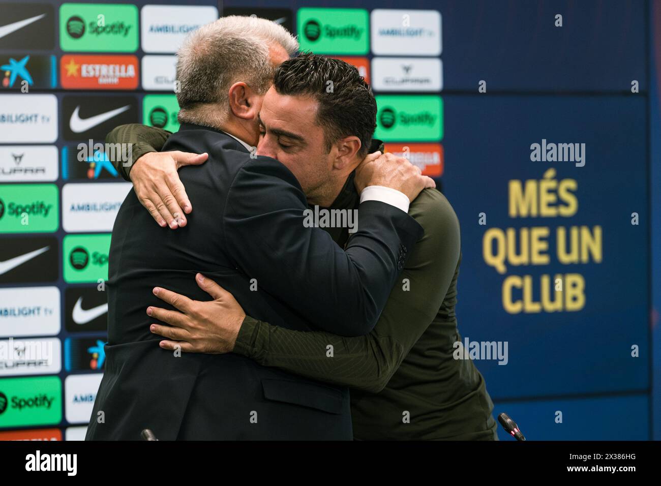 Sant Joan Despi, Spagna, 25, aprile 2024. Joan Laporta e Xavi Hernandez capo allenatore della conferenza stampa del FC Barcelona. Joan Laporta e Xavi Hernandez, insieme ai membri del Consiglio, concordano di porre fine al contratto di Xavi come allenatore del FC Barcelona fino al 2025 come stabilito dall'inizio. Crediti: Joan G/Alamy Live News Foto Stock