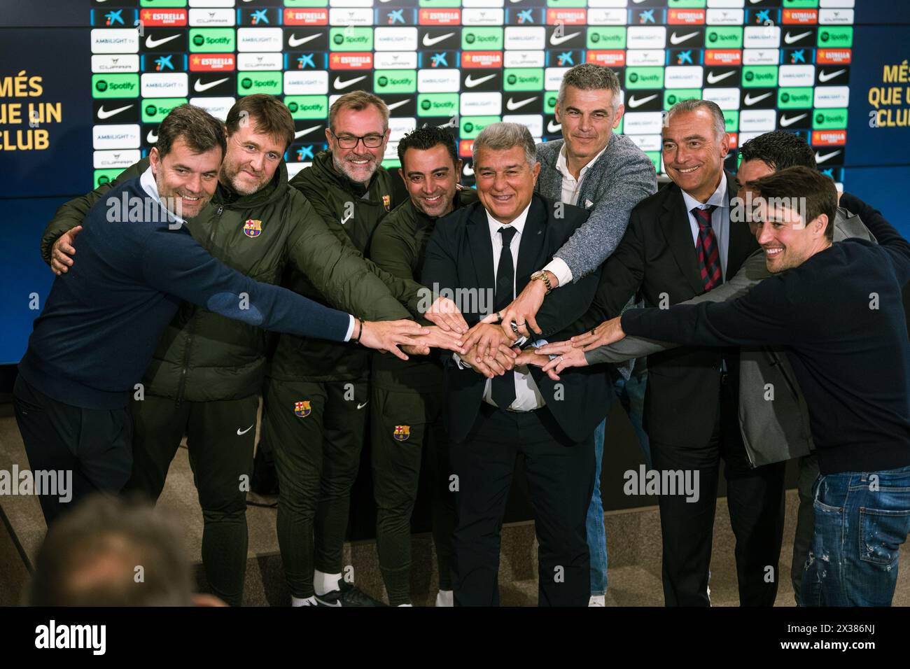 Sant Joan Despi, Spagna, 25, aprile 2024. Joan Laporta e Xavi Hernandez capo allenatore della conferenza stampa del FC Barcelona. Joan Laporta e Xavi Hernandez, insieme ai membri del Consiglio, concordano di porre fine al contratto di Xavi come allenatore del FC Barcelona fino al 2025 come stabilito dall'inizio. Crediti: Joan G/Alamy Live News Foto Stock