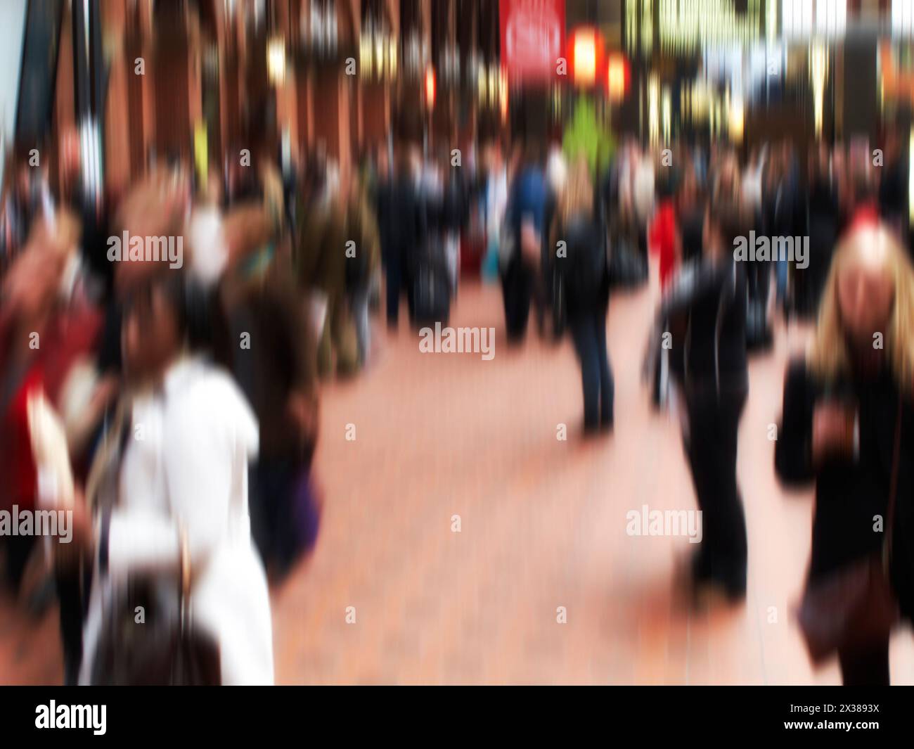 Persone, a piedi e alla stazione ferroviaria con movimento sfocato del settore affollato per spostamenti o viaggi in città. Gruppo, comunità o folla di popolazione che si spostano Foto Stock