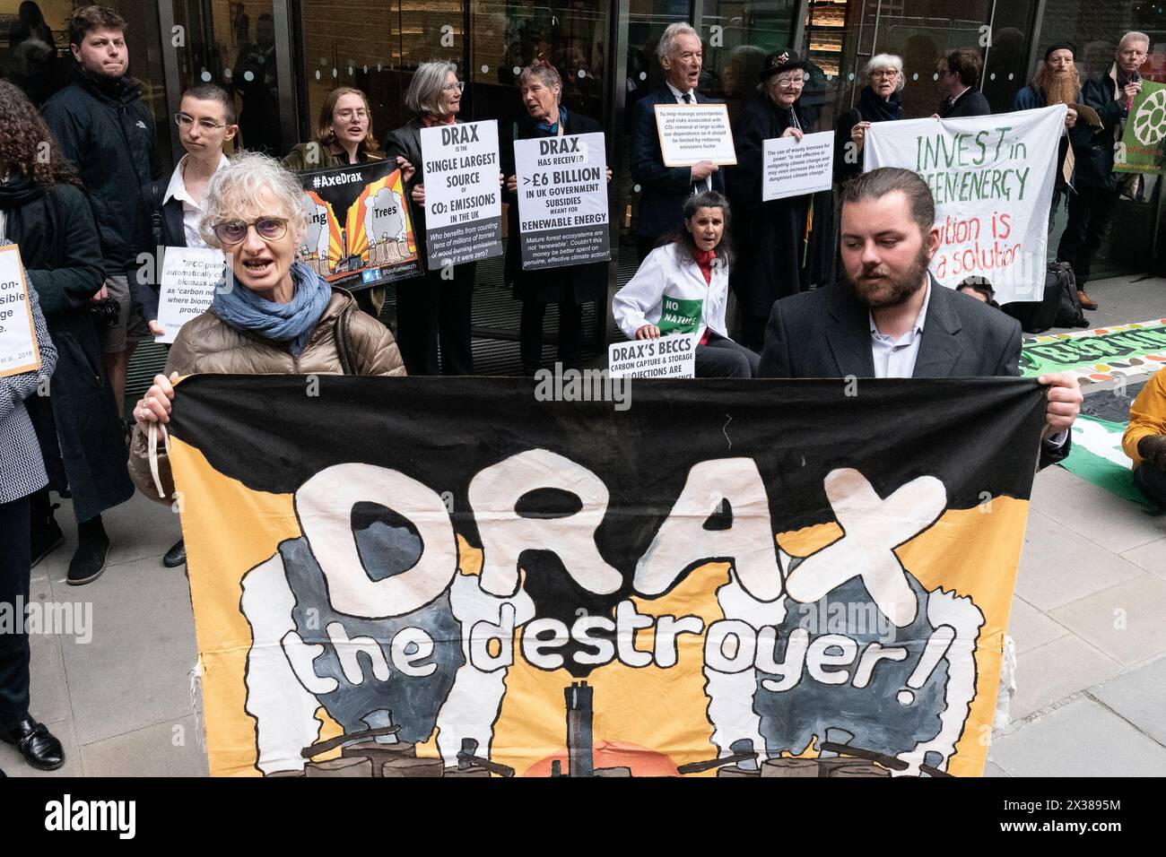 Londra, Regno Unito. 25 aprile 2024. Gli attivisti per il clima protestano contro l'assemblea generale annuale di Drax Group PLC per l'impatto ambientale e umano delle sue operazioni. L’ex centrale elettrica a carbone di Drax, che riceve ingenti sovvenzioni pubbliche, brucia pellet di legno importati, anche da alberi abbattuti nelle foreste primarie, ed è uno dei principali emettitori di CO2 e particolato (PM10) nel Regno Unito. I critici contestano anche la sua affermazione di essere una fonte di energia rinnovabile. Crediti: Ron Fassbender/Alamy Live News Foto Stock