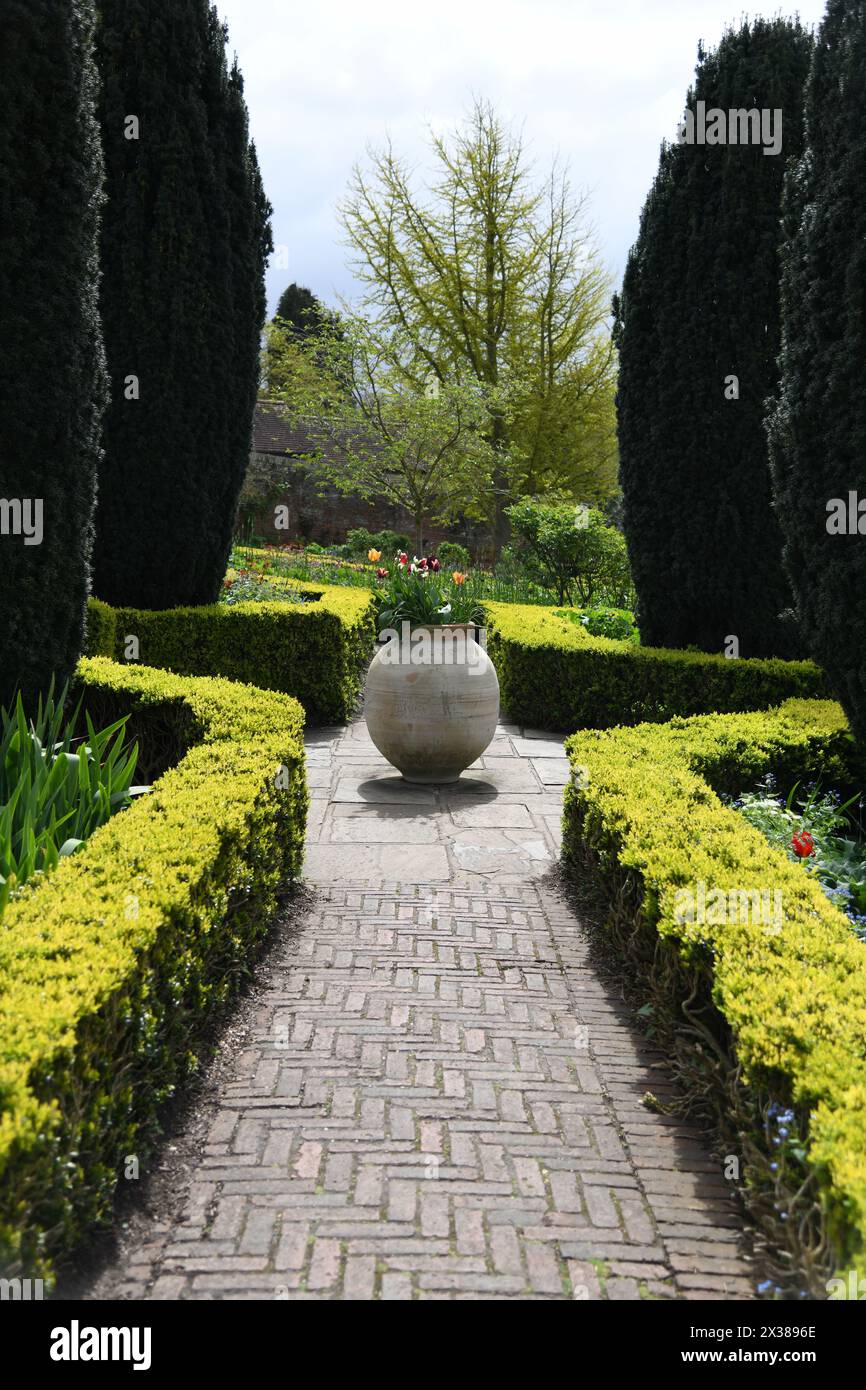Il giardino di Culpeper conduce al castello Foto Stock