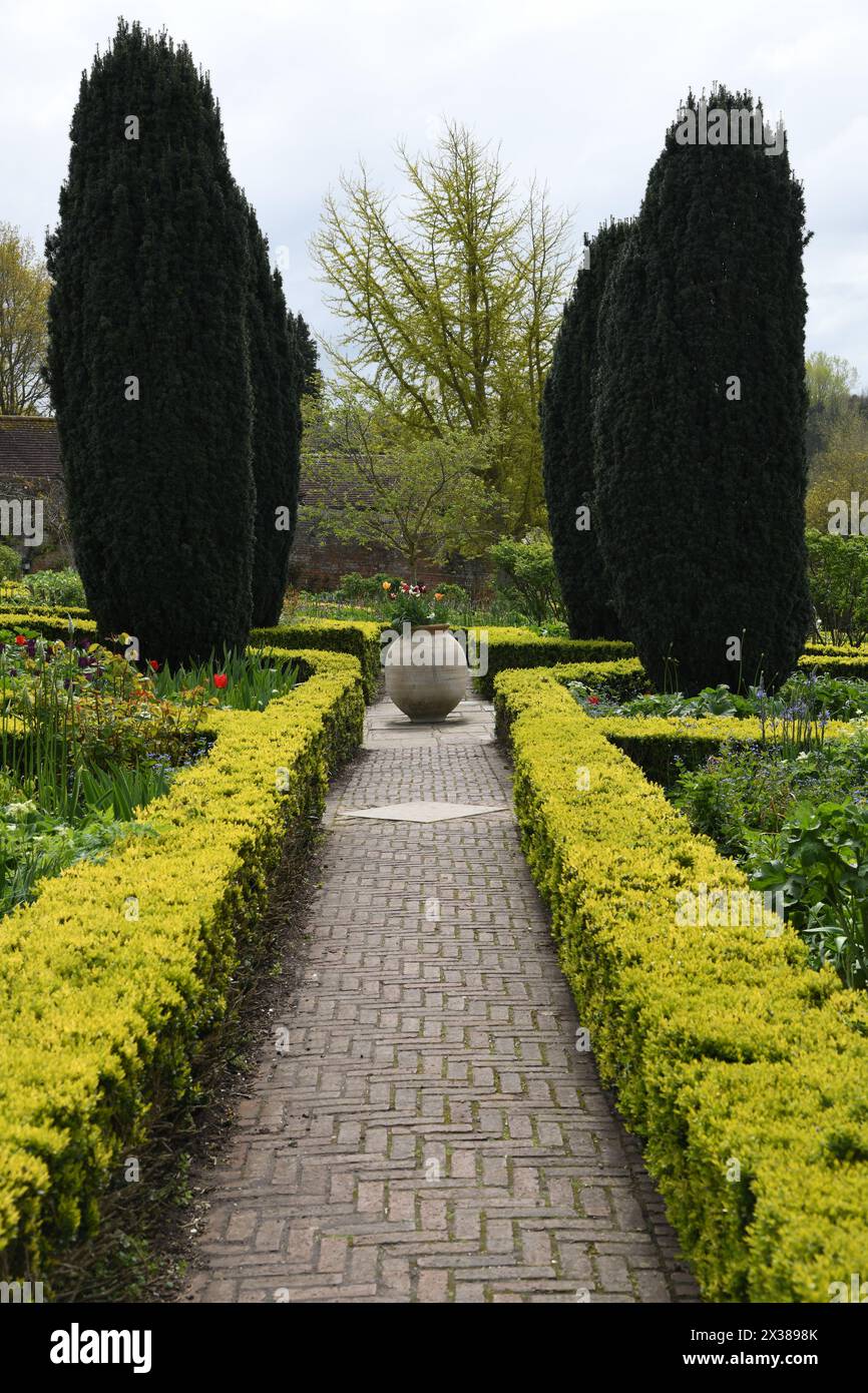 Il giardino di Culpeper conduce al castello Foto Stock