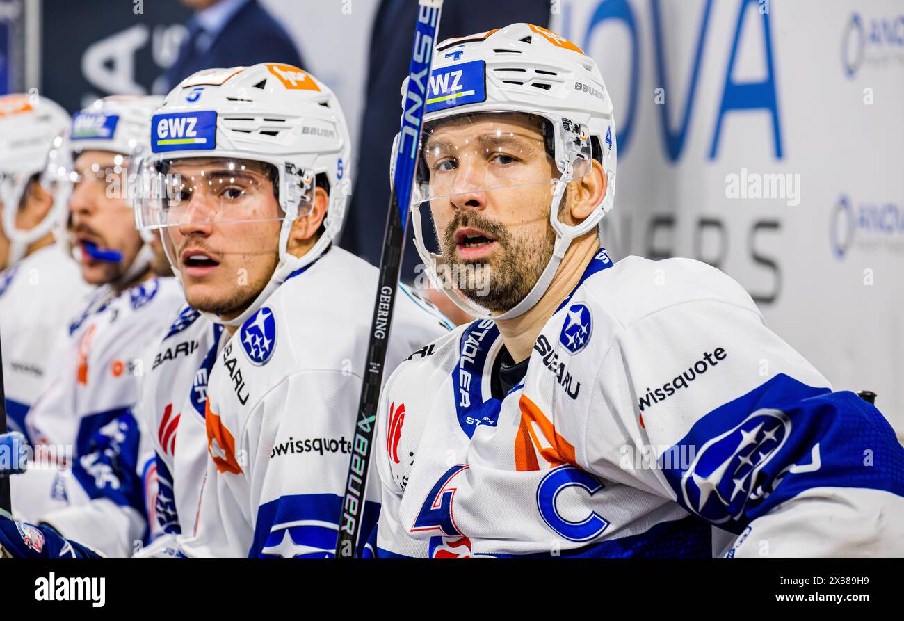 ZSC Lions Verteidiger und Captain #4 Patrick Geering auf der Spielerbank während er und Seine Mannschaft in der Stimo Arena gegen den Kantonsrivalen E. Foto Stock