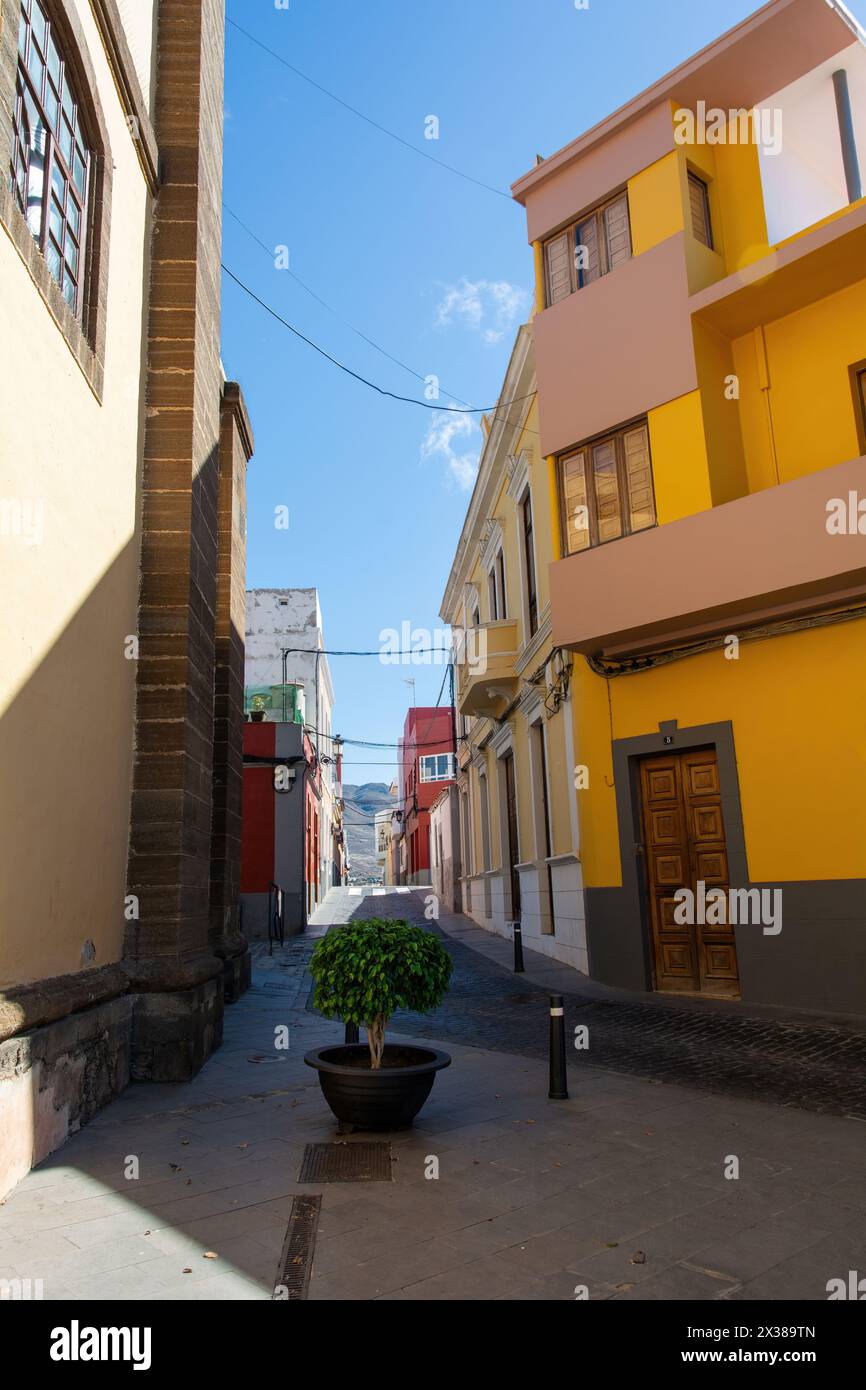 Una strada con case nel centro storico di Galdar, sull'isola Canaria di Gran Canaria in Spagna Foto Stock