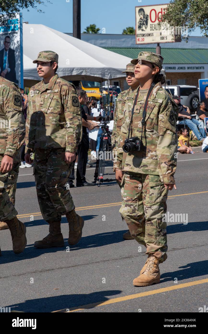 Una leader di trapano femminile marcia in stretta formazione con un seguace maschio in mostra Drill in 92nd Annual Texas Citrus Fiesta 2024, Mission, Texas, USA. Foto Stock