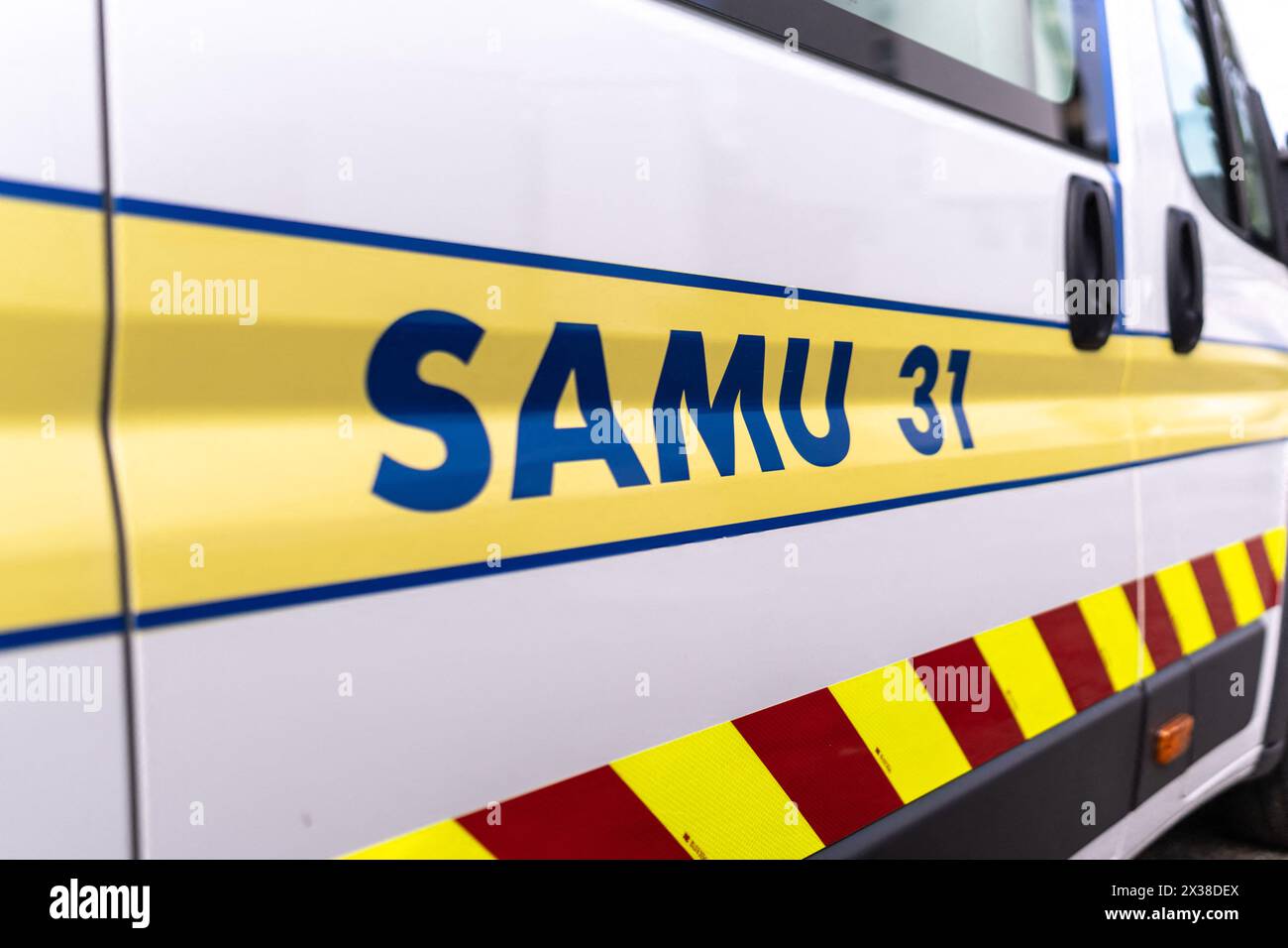 Un camion della struttura mobile di emergenza e rianimazione (SMUR) di Tolosa, con infermieri di fronte durante il Service d'Aide Medicale urgente (SAMU - servizi di assistenza medica urgente) i dipendenti in tute hazmat partecipano ad un esercizio nel centro di simulazione ambientale e neurosensoriale (SENS), un progetto Cupola di 140 m² che mira a esporre e formare i professionisti della salute attraverso la simulazione ai sentimenti ambientali, sensoriali ed emotivi avvertiti in una situazione di crisi a Tolosa, nel sud-ovest della Francia, il 25 aprile 2024. La cupola è in grado di realizzare gli scenari più realistici possi Foto Stock