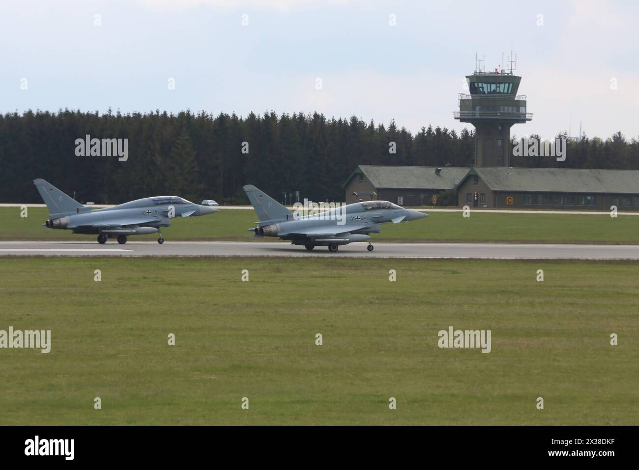 Der NATO-Generalsekretär Jens Stoltenberg besucht am Donnerstag 25.04.2024 a Laage landkreis Rostock das Taktische Luftwaffengeschwader 73 Steinhoff. Dort macht es sich persönlich ein Bild von den Fähigkeiten der sogenannten Quick Reaction Alert QRA der Luftwaffe, die zur integrierten Luftverteidigung und Flugkörperabwehr der NATO beiträgt. Dabei führt er zudem Gespräche mit Piloten und gibt ein Pressestatement. Im Bild der Start der Eurofighter mit dem NATO-Generalsekretär im Cockpit *** il Segretario generale della NATO Jens Stoltenberg visita lo stormo tattico dell'aeronautica militare 73 Steinhoff giovedì 25 AP Foto Stock