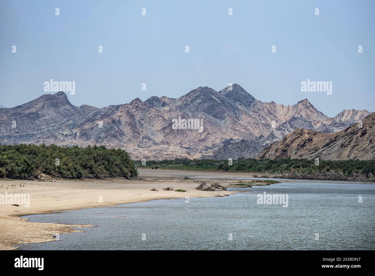 Il fiume Orange tra la Namibia e le montagne del Sud Africa. Foto Stock