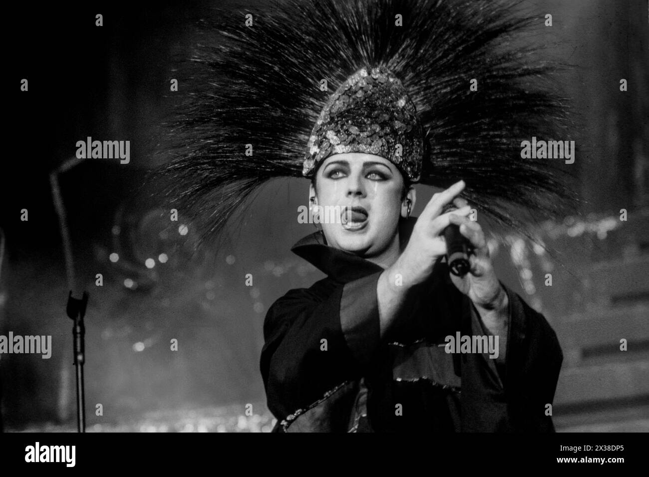 BOY GEORGE, CULTURE CLUB, CONCERTO, 1998: La leggenda pop degli anni '80 Boy George of Culture Club live at Cardiff International Arena CIA a Cardiff, Galles, Regno Unito il 9 dicembre 1998. Foto: Rob Watkins. INFO: Boy George, nato George Alan o'Dowd il 14 giugno 1961, a Londra, in Inghilterra, è diventato famoso come il cantante fiammeggiante dei Culture Club negli anni '80 Il suo stile iconico e successi come "Karma Chameleon" lo hanno reso un'icona della cultura pop duratura. Foto Stock