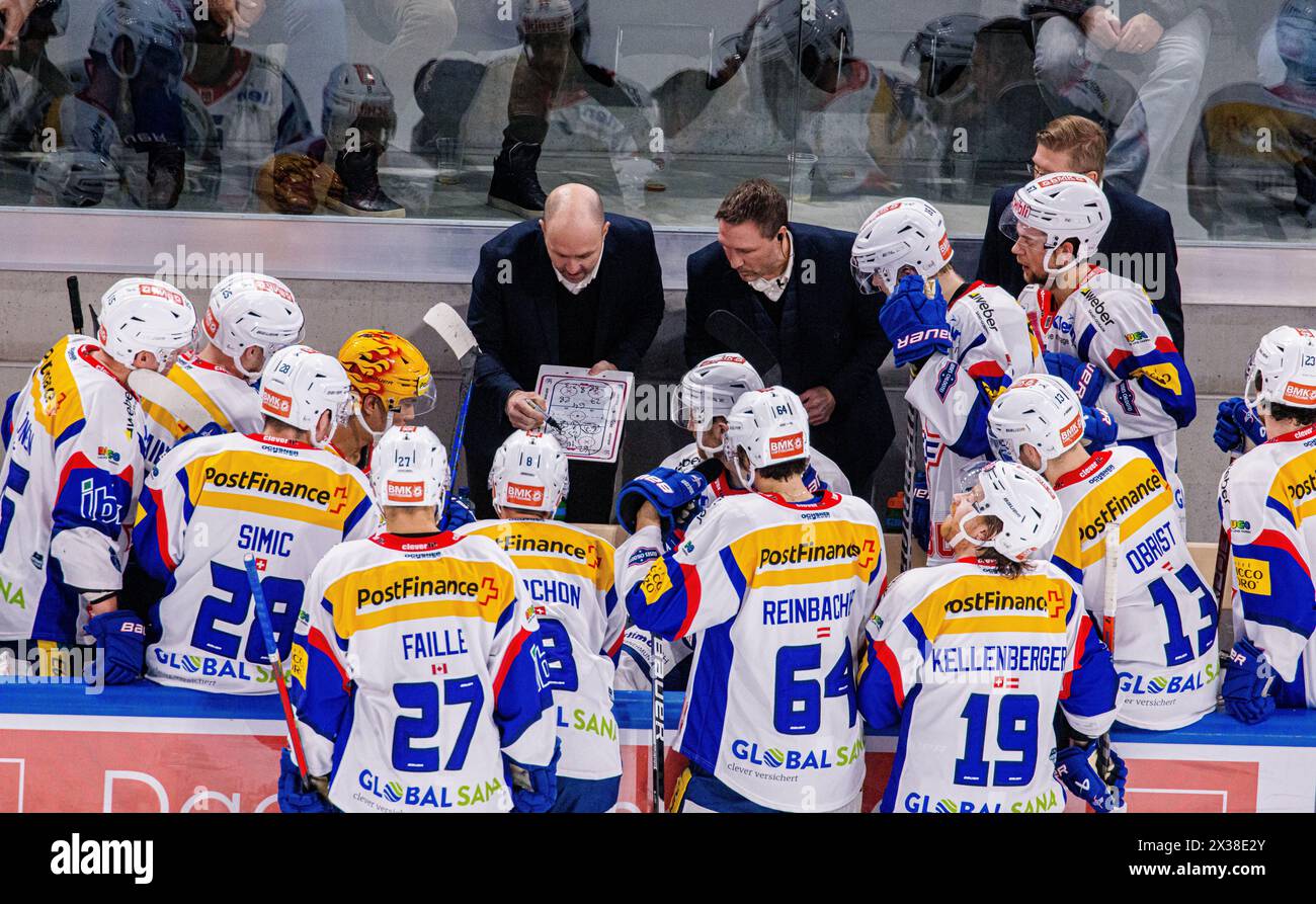 EHC Kloten Assistenztrainer Kimmo Rintanen erklärt sta per scadere nel 58. Spielminute Seine Strategie zur Spielwende. Il capo-allenatore Jeff Tomlinson è stato Foto Stock