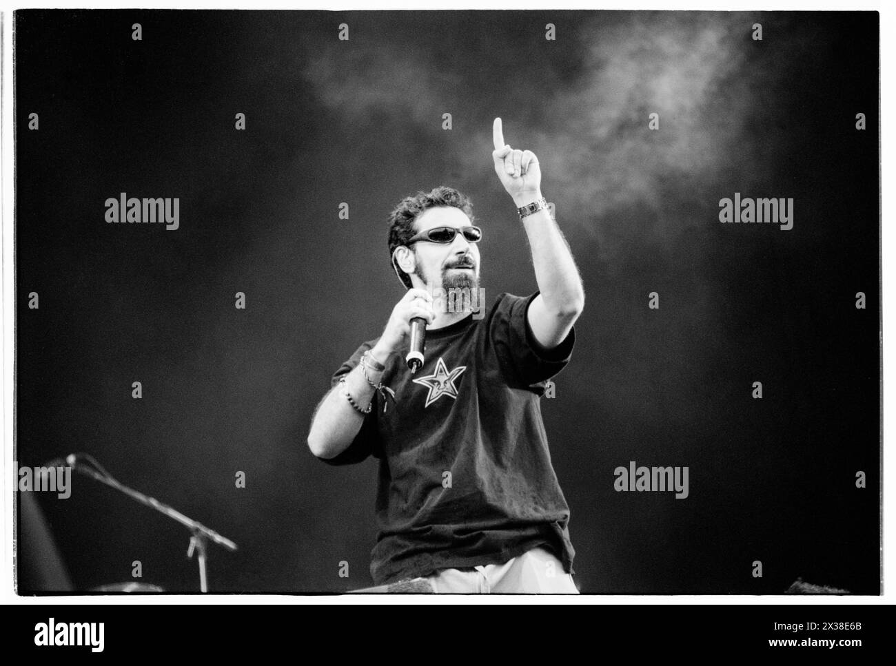 SYSTEM OF A DOWN, READING FESTIVAL, 2001: Il cantante Serj Tankian della rock band americana System of A Down suona sul palco principale al Reading Festival, Reading, Inghilterra, Regno Unito, il 26 agosto 2001. Foto: Rob Watkins. INFO: System of a Down, un gruppo rock statunitense formatosi nel 1994 a Glendale, California, ha ottenuto il riconoscimento mondiale per la loro miscela unica di influenze metal, punk e orientali. Successi come "Chop Suey!" E la "tossicità" hanno consolidato il loro status come icone di metalli alternativi. Foto Stock