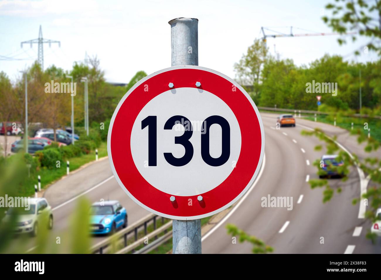25 aprile 2024: Limite di velocità sulle autostrade, segnale stradale con velocità massima di 130 km/h davanti a un'autostrada. FOTOMONTAGGIO *** Tempolimit auf Autobahnen, Verkehrsschild mit Höchstgeschwindigkeit 130 km/h vor einer Autobahn. FOTOMONTAGE Foto Stock