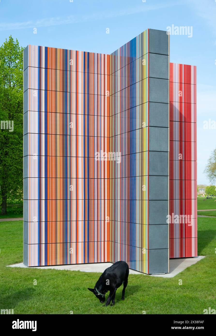 Kensington Gardens, Londra, Regno Unito. 25 aprile 2024. Serpentine e i Parchi reali sono lieti di annunciare l'inaugurazione di una nuova scultura su larga scala dell'artista tedesco Gerhard Richter (nato nel 1932, Dresda, Germania; vive e lavora a Colonia, Germania). Situata sul basamento di Serpentine South, a Kensington Gardens, LA STRIP-TOWER (2023) è installata dal 25 aprile al 27 ottobre 2024. Crediti: Malcolm Park/Alamy Live News Foto Stock