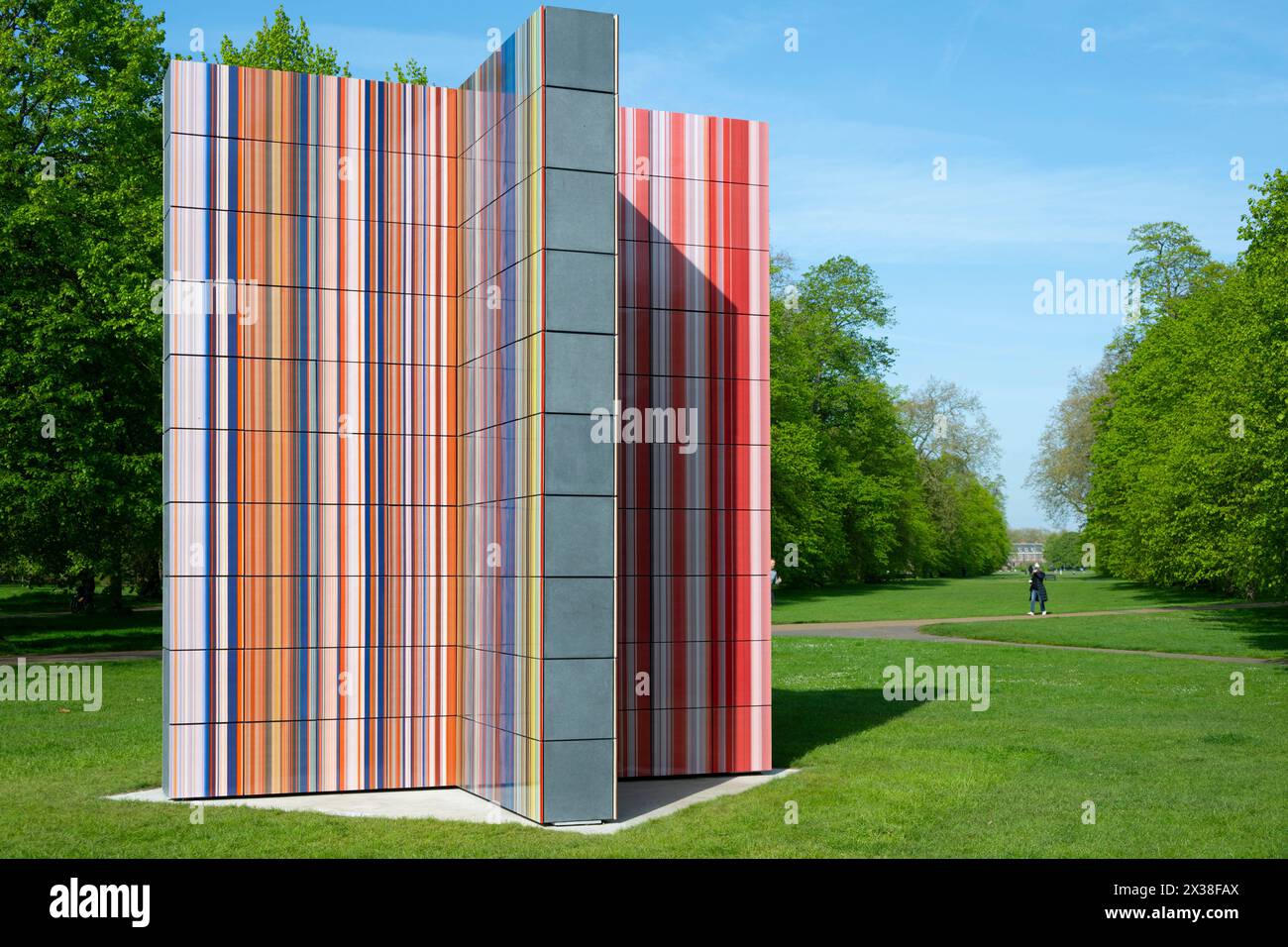 Kensington Gardens, Londra, Regno Unito. 25 aprile 2024. Serpentine e i Parchi reali sono lieti di annunciare l'inaugurazione di una nuova scultura su larga scala dell'artista tedesco Gerhard Richter (nato nel 1932, Dresda, Germania; vive e lavora a Colonia, Germania). Situata sul basamento di Serpentine South, a Kensington Gardens, LA STRIP-TOWER (2023) è installata dal 25 aprile al 27 ottobre 2024. Crediti: Malcolm Park/Alamy Live News Foto Stock