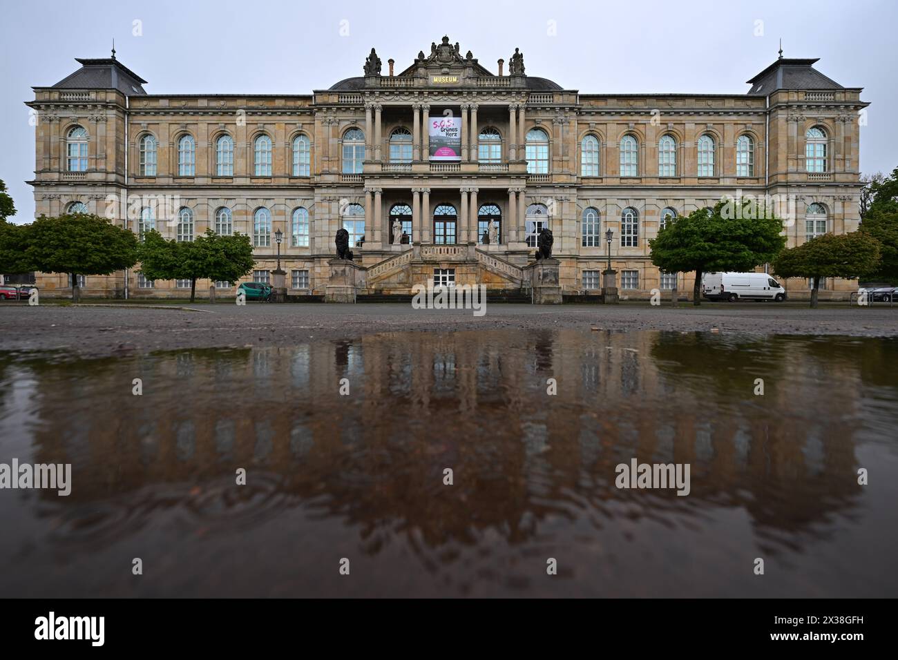 Gotha, Germania. 25 aprile 2024. La mostra annuale principale della Friedenstein Foundation Gotha intitolata 'S.O.S. Green Heart. La nostra natura mutevole" sarà presentata. Mostra i cambiamenti nei paesaggi e negli ecosistemi locali. Vengono presentati concetti e prospettive di conservazione della natura e delle specie, nonché progetti di protezione del clima. I successi vengono presentati, i limiti evidenziati e le controversie discusse. Crediti: Martin Schutt/dpa/Alamy Live News Foto Stock