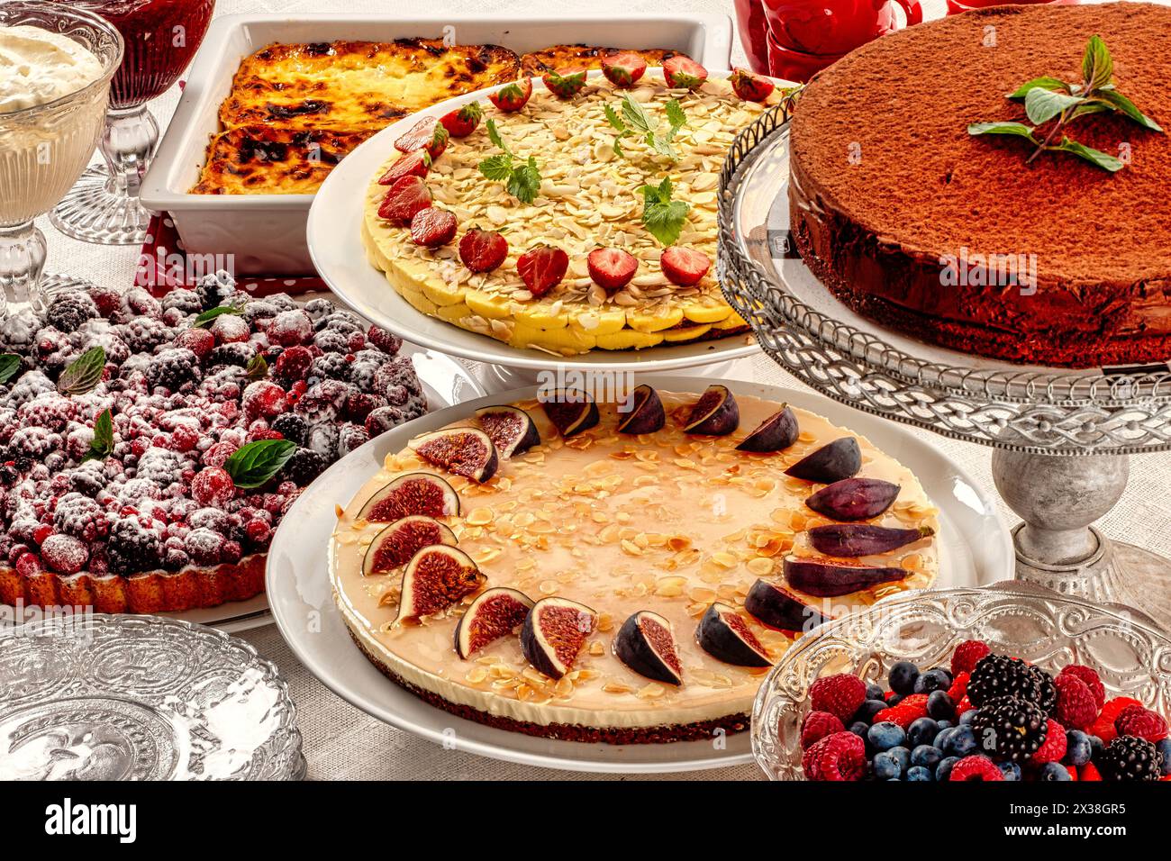 Buffet di deliziose torte Foto Stock