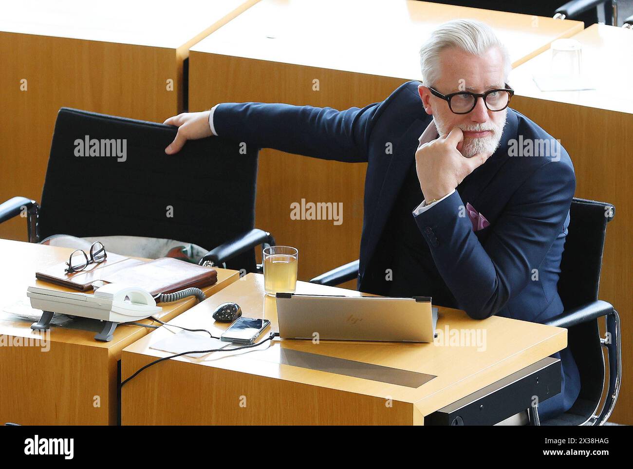 Plenum Thueringer Landtag 24.04.2024, Erfurt, Thueringer Landtag, Plenarsaal, 132. Plenarsitzung / Sondersitzung, 1.Beratung zum Thueringer Coronamaßnahmen-Unrechtsbereinigungsgesetz / Gesetzentwurf der Fraktion der AfD im Bild: Minister für Kultur, Bundes- und Europaangelegenheiten und Chef der Staatskanzlei Prof. 2024 sessione plenaria 132 sessione speciale, 1 consultazione sulla legge Turingia sulle misure ingiustificate della corona bozza di legge del parliame dell'AfD Foto Stock