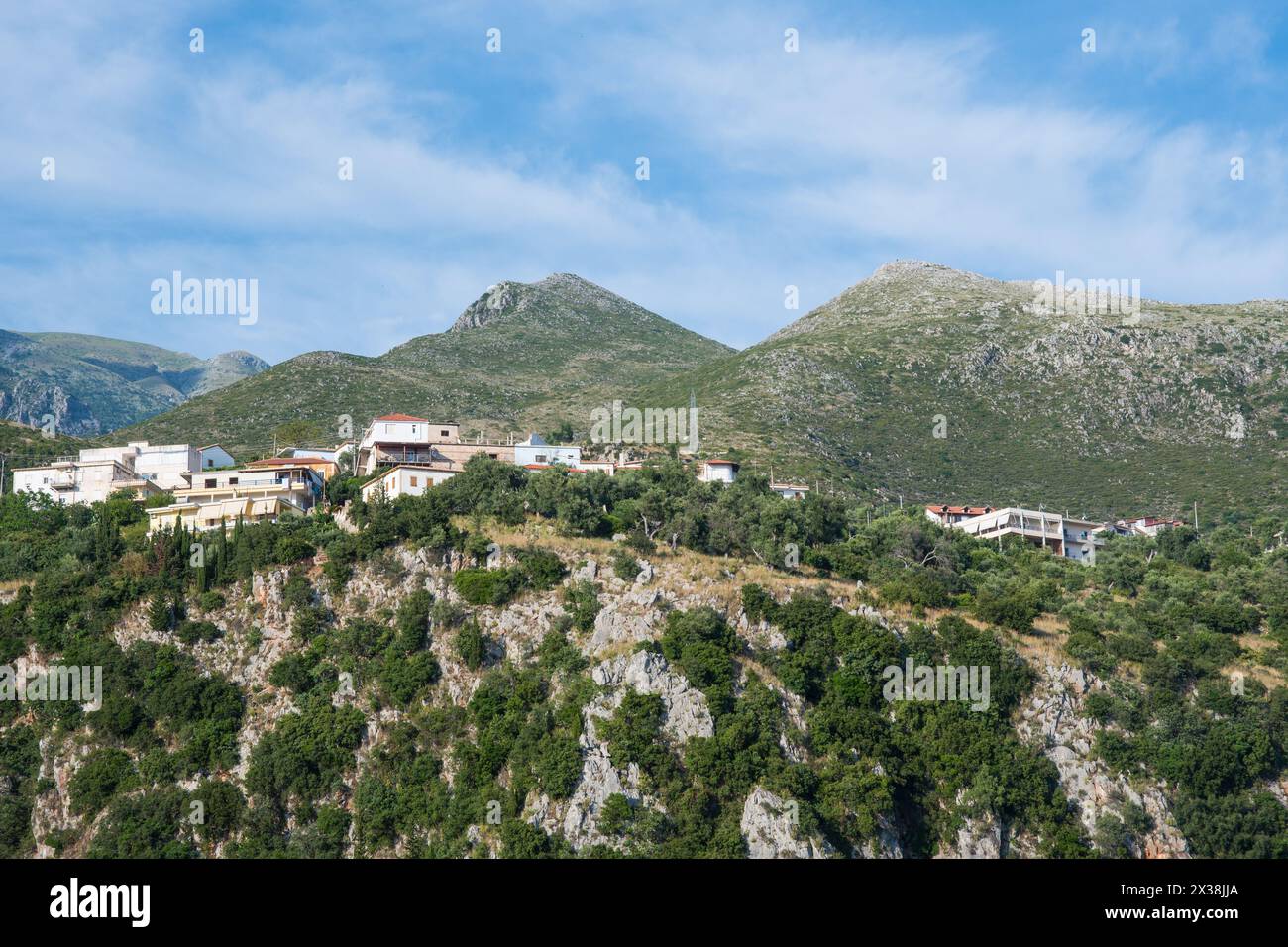 Splendido paesaggio montano della città di Dhermi sulla riviera albanese Foto Stock
