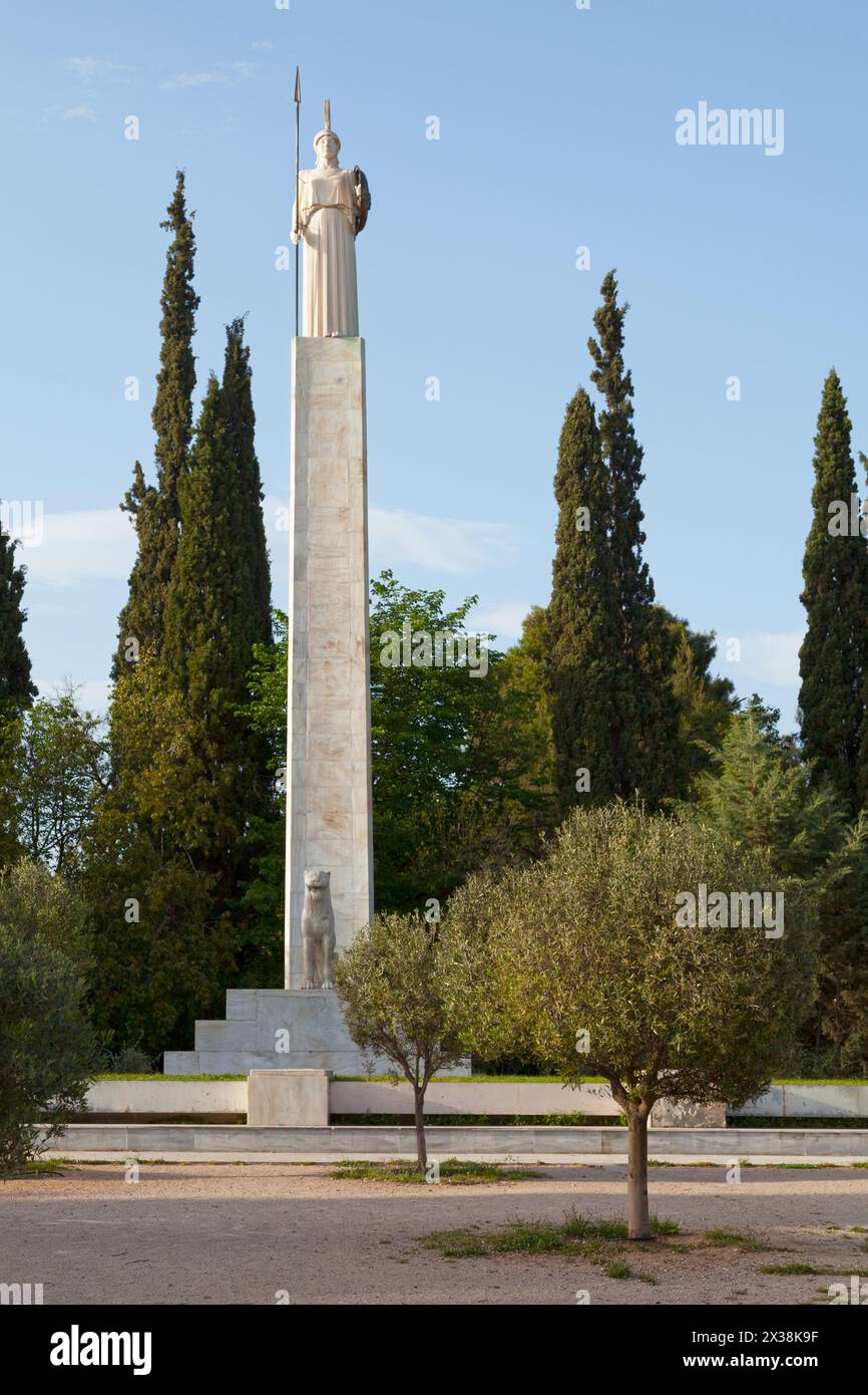 La scultura di Athena Parthenos a Pedion tou Areos (Atene) è un memoriale degli inglesi, australiani e neozelandesi caduti in Grecia durante la se Foto Stock