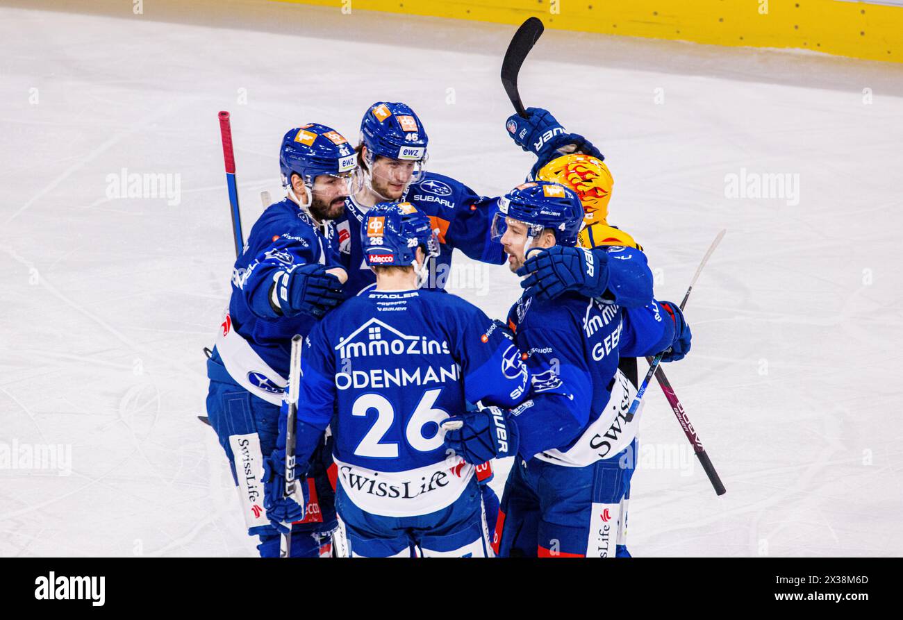 ZSC Lions Topskorer Lucas Wallmark trifft von der blauen Linie in der 30. Spielminute zur 1:0 Stadtzürcher Führung. Die Löwen jubeln. (Zürich, Svizzera Foto Stock