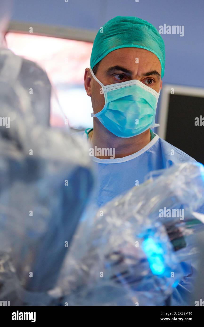 Sala operatoria, chirurgia robotica del cancro alla prostata, robot chirurgico da Vinci, urologia, ospedale Donostia, San Sebastian, Gipuzkoa, paesi Baschi, Spagna Foto Stock