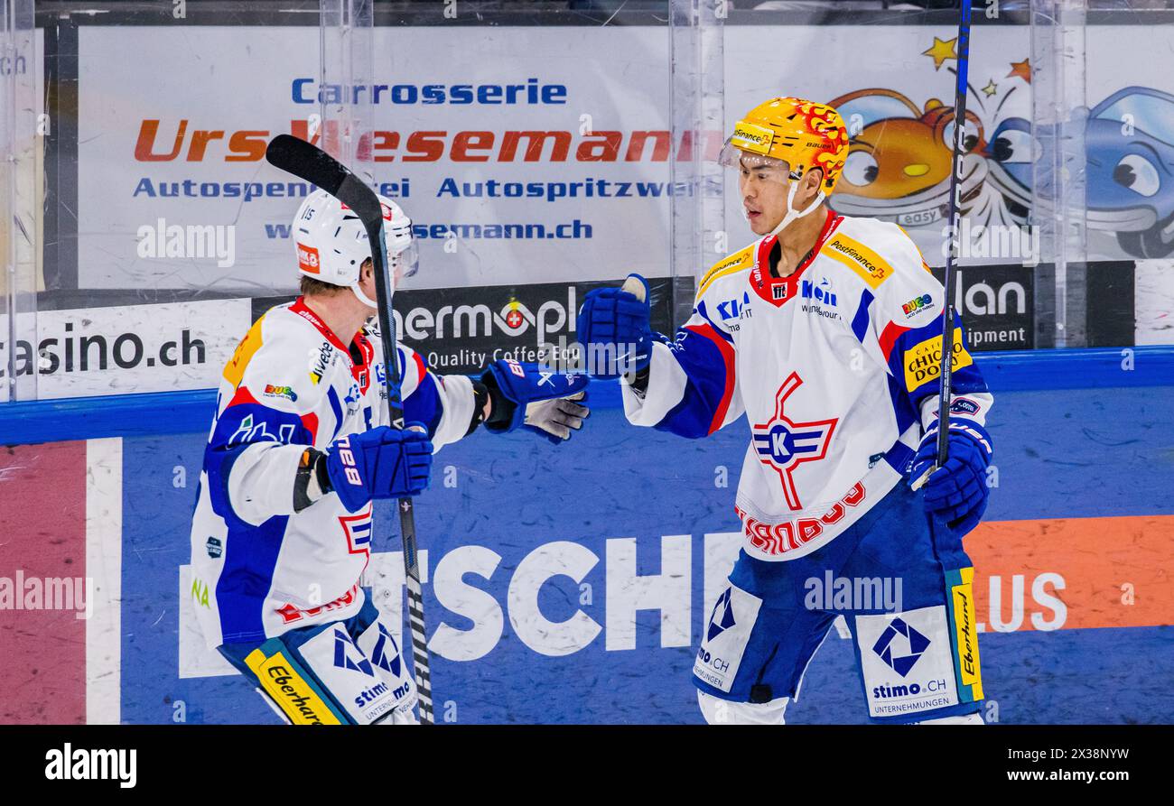 Nel der 50. Spielminute schiesst #15 Miro Altonen sein zweites Tor im Spiel gegen den EV Zug. Er gleicht das Score auf 4:4 aus. Topskorer Jonathan Ang Foto Stock