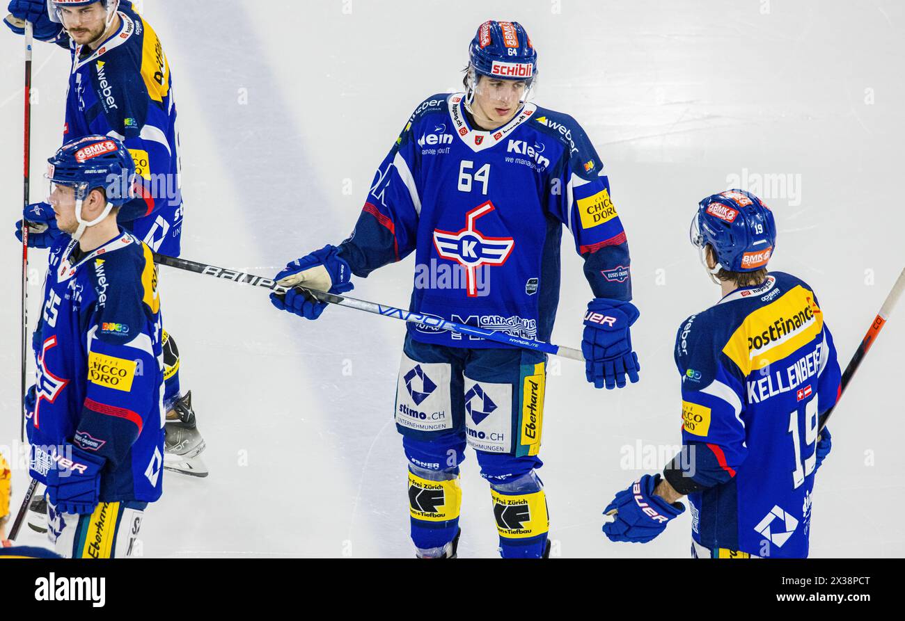 Die beiden Klotener Verteidiger #64 David Reinbacher e #19 Steve Kellenberger besprechen sich. (Kloten, Schweiz, 24.02.2023) Foto Stock