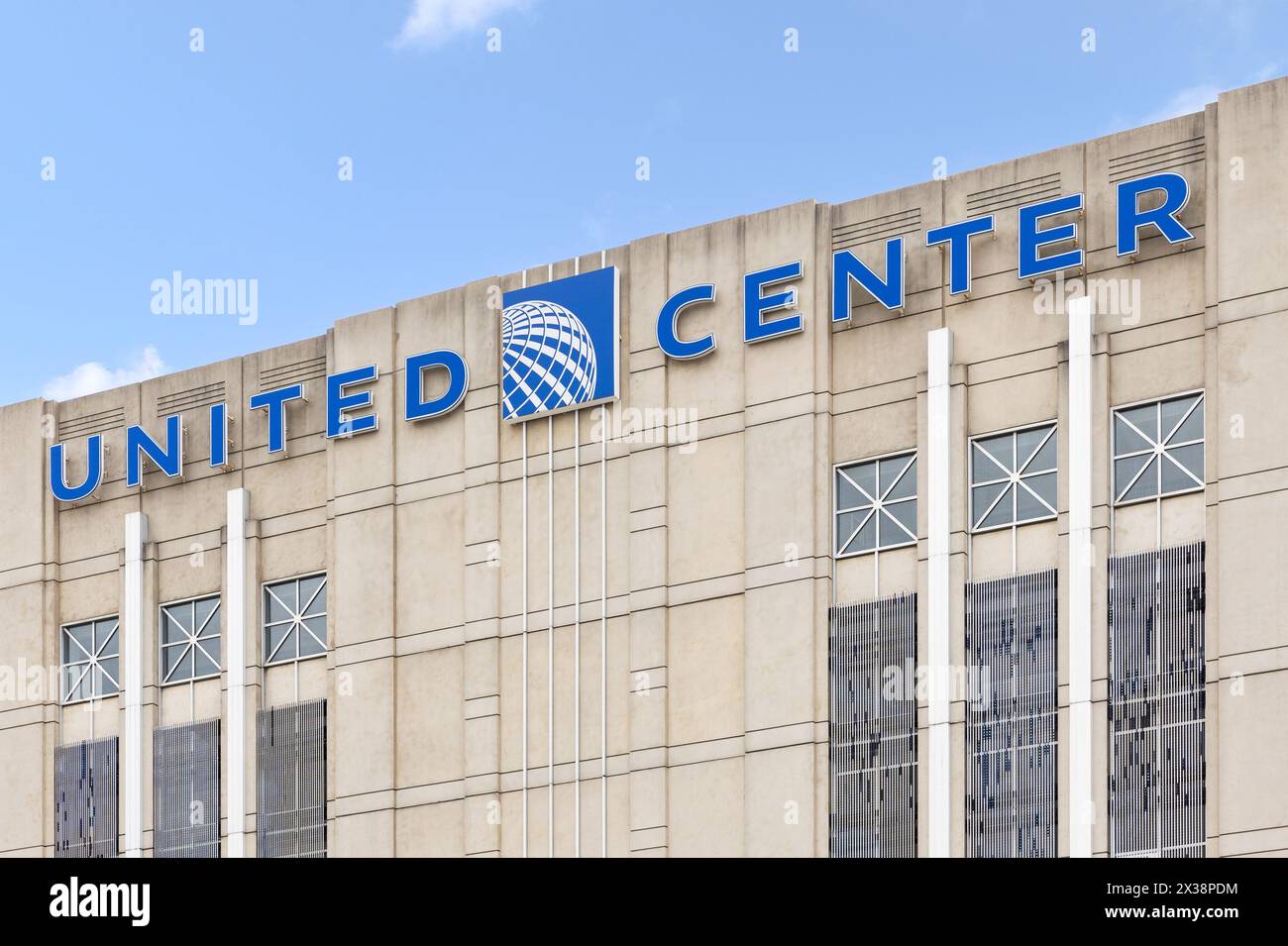 Lo United Center, inaugurato nel 1994, è il più grande centro di intrattenimento al coperto di Chicago e sede dei Chicago Blackhawks e Bulls. Foto Stock