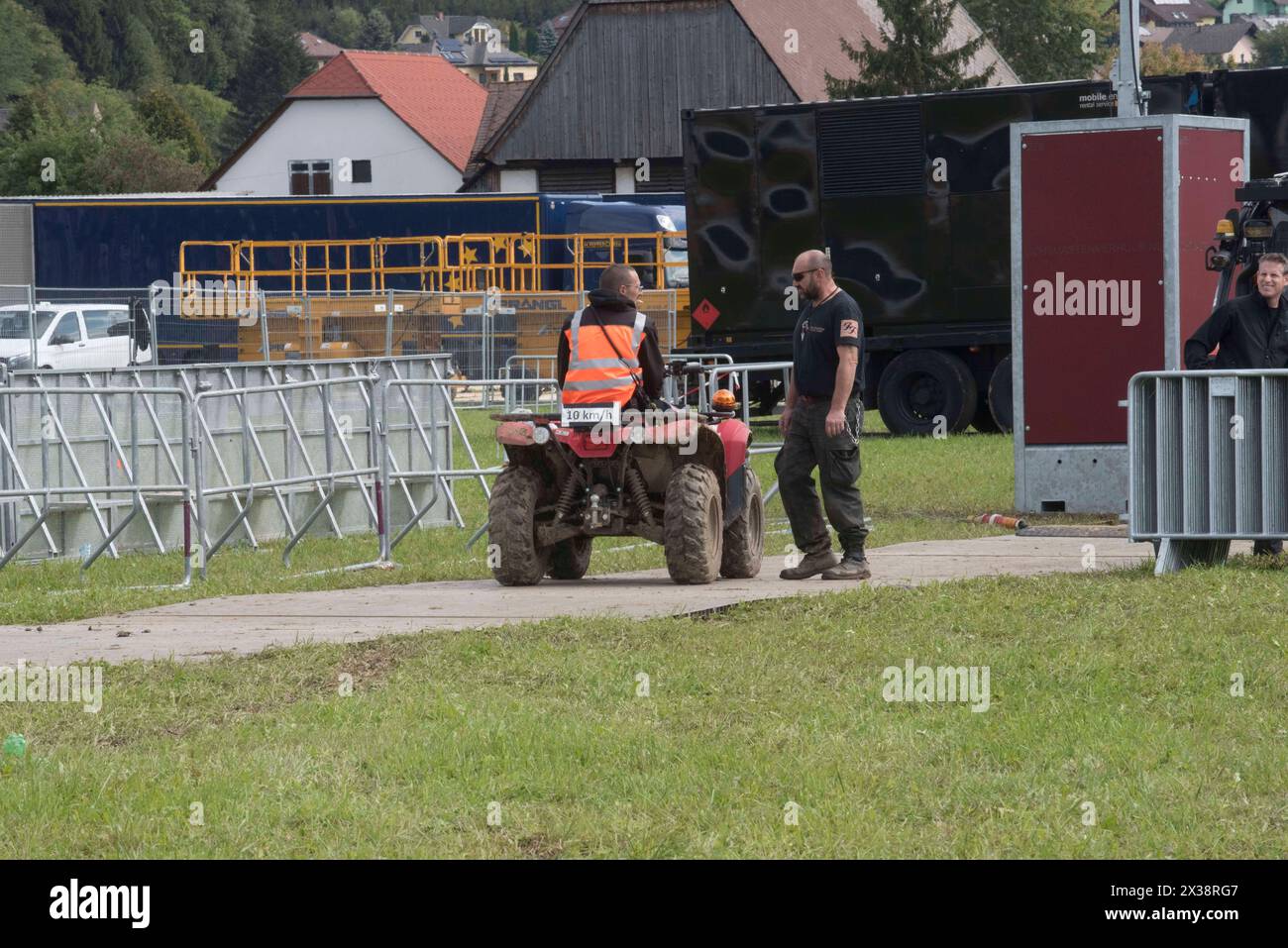 tecnico addetto alla preparazione del palco, suono e luce per un tecnico addetto alla preparazione del palco Foto Stock