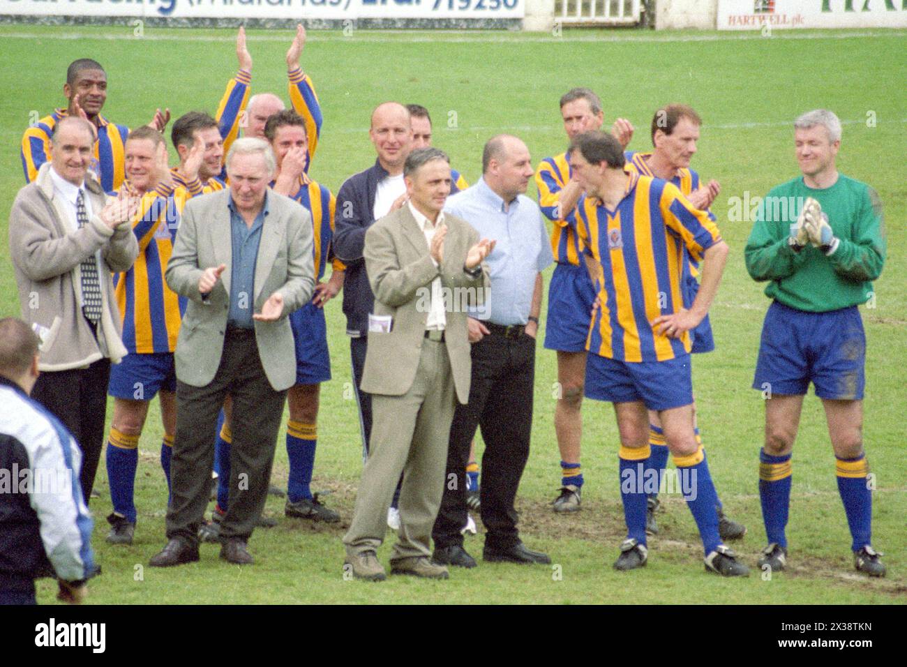 Ex giocatori di calcio dello Shrewsbury Town al Gay Meadow nel 2003 Foto Stock