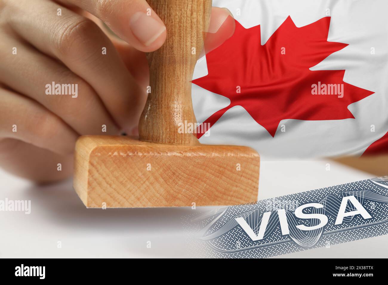 Doppia esposizione della donna che timbra il documento di visto e la bandiera del Canada, primo piano Foto Stock