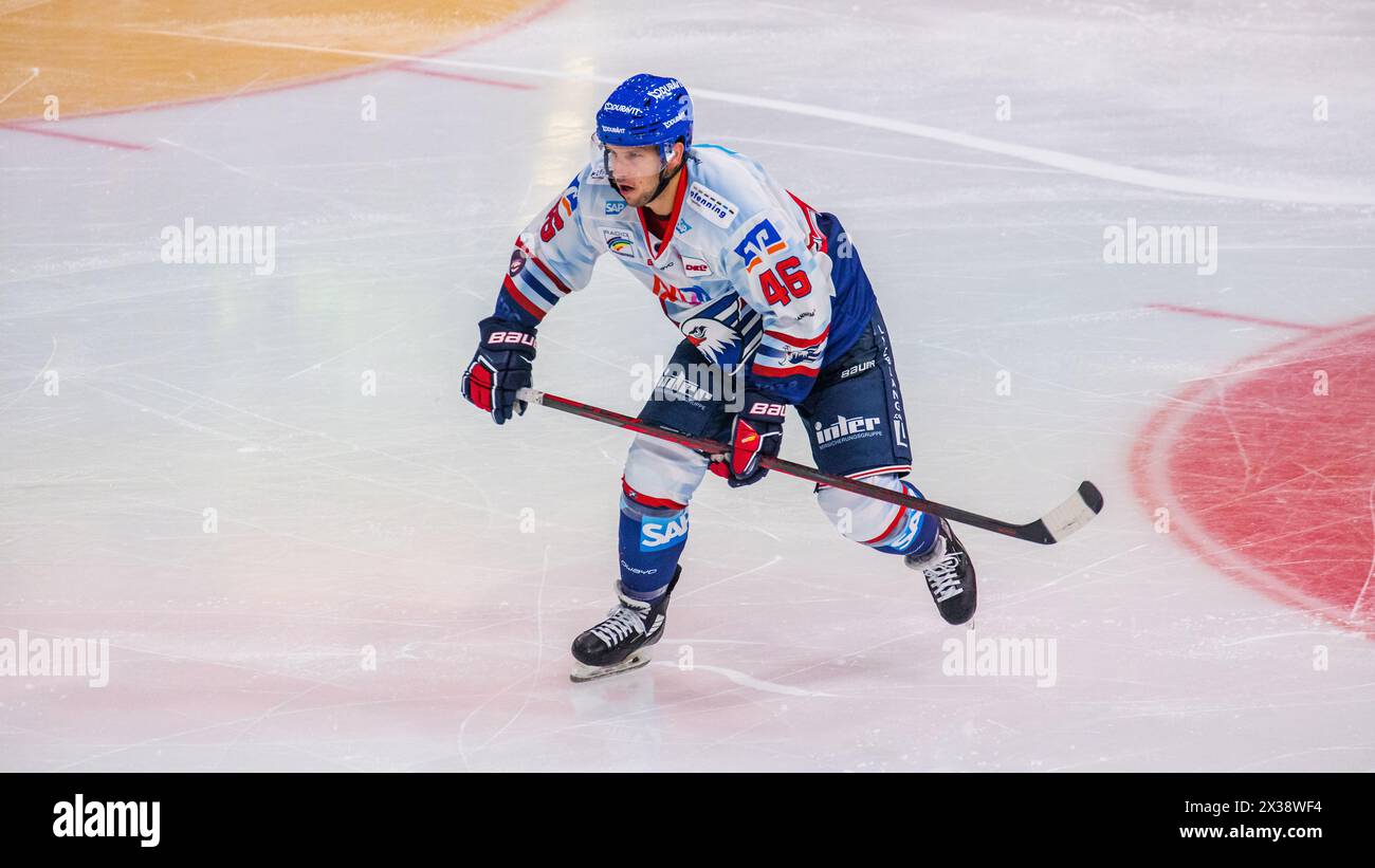 Adler Mannheim Stürmer #46 Matt Donovan während dem Testspiel gegen den EV Zug. (Zugo, Schweiz, 20.08.2022) Foto Stock