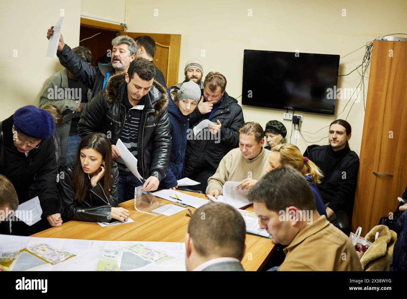 MOSCA, RUSSIA - 11 novembre 2015: I proprietari di complessi residenziali discutono i terreni assegnati nel distretto di Bogorodskoe durante l'audizione pubblica. Foto Stock