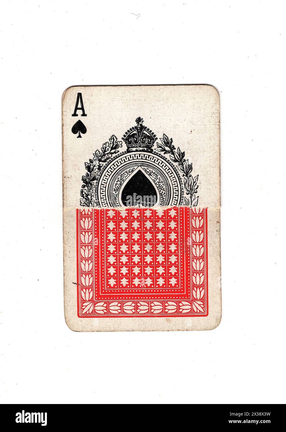 Un asso di picche di carta da gioco vintage che mostra la parte anteriore e posteriore su uno sfondo bianco. Foto Stock